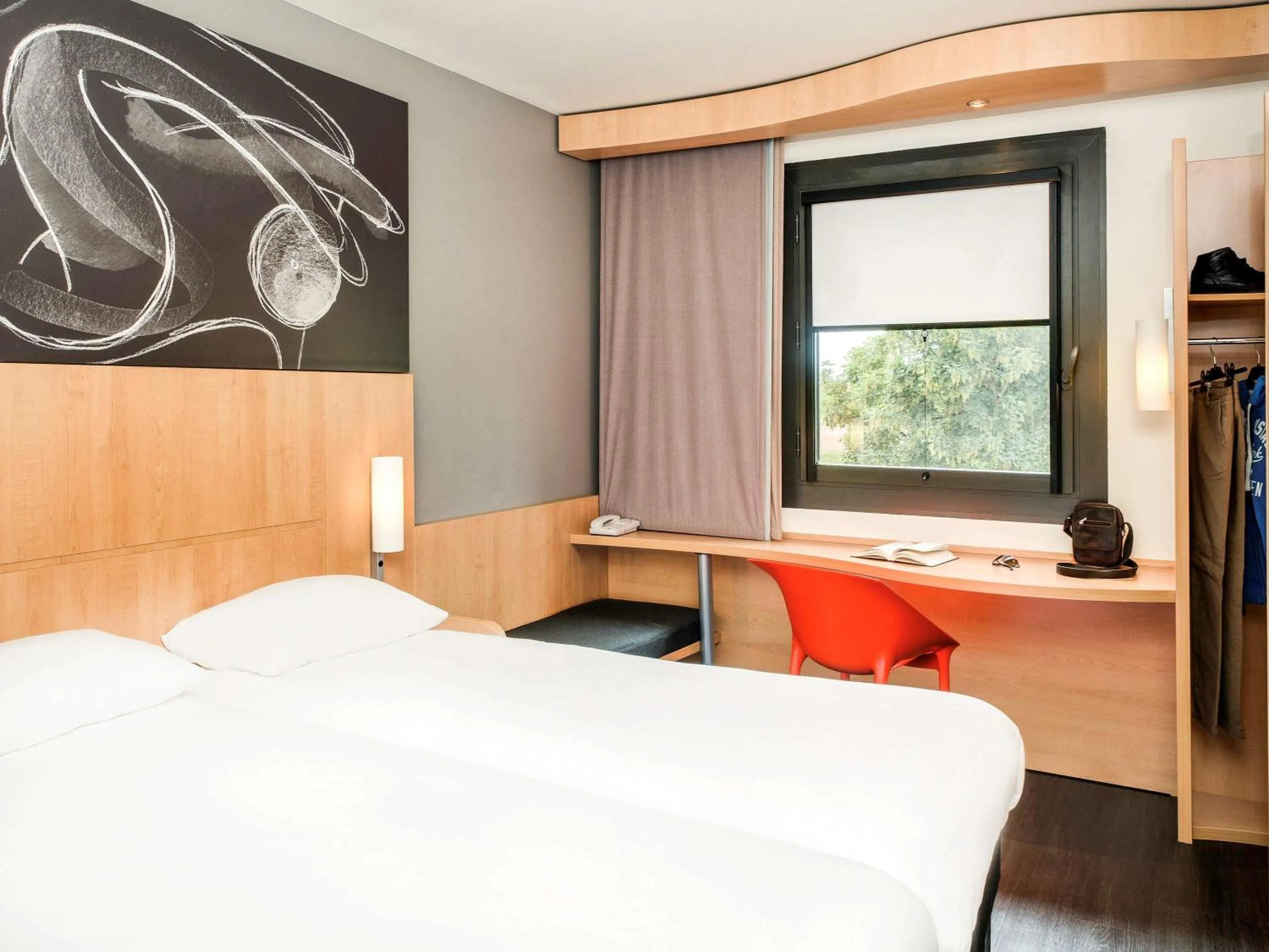 Photo of the whole room, Bed in ibis Montceau les Mines