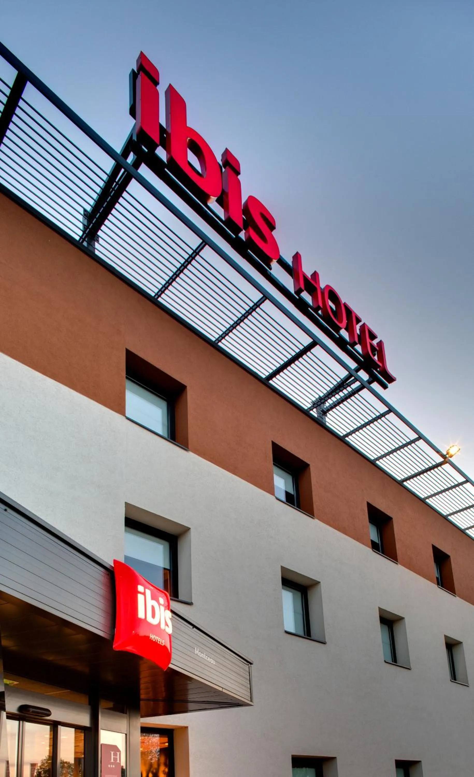 Facade/entrance in ibis Montceau les Mines