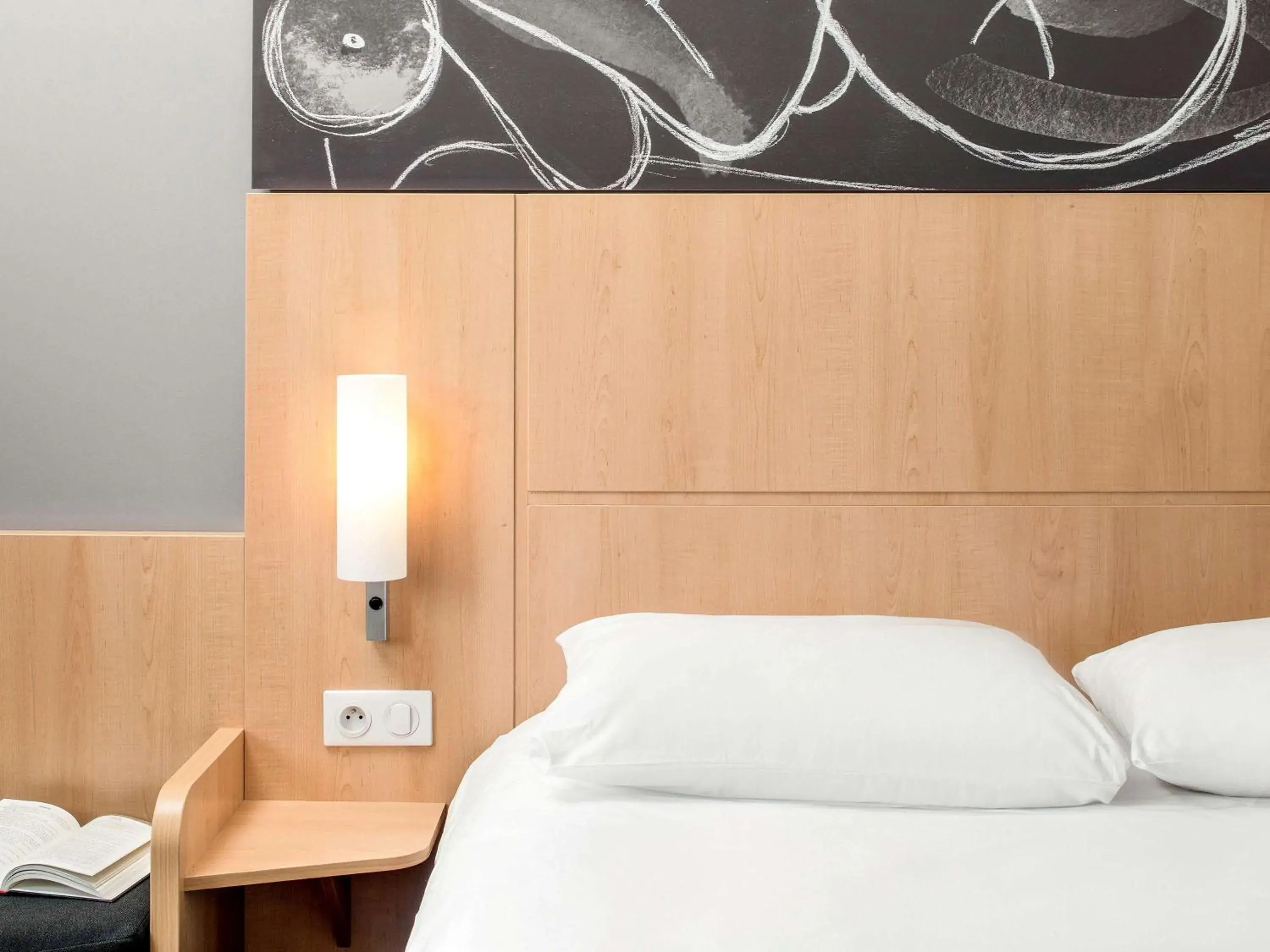Photo of the whole room, Bed in ibis Montceau les Mines Photo of the whole room, Bed in ibis Montceau les Mines