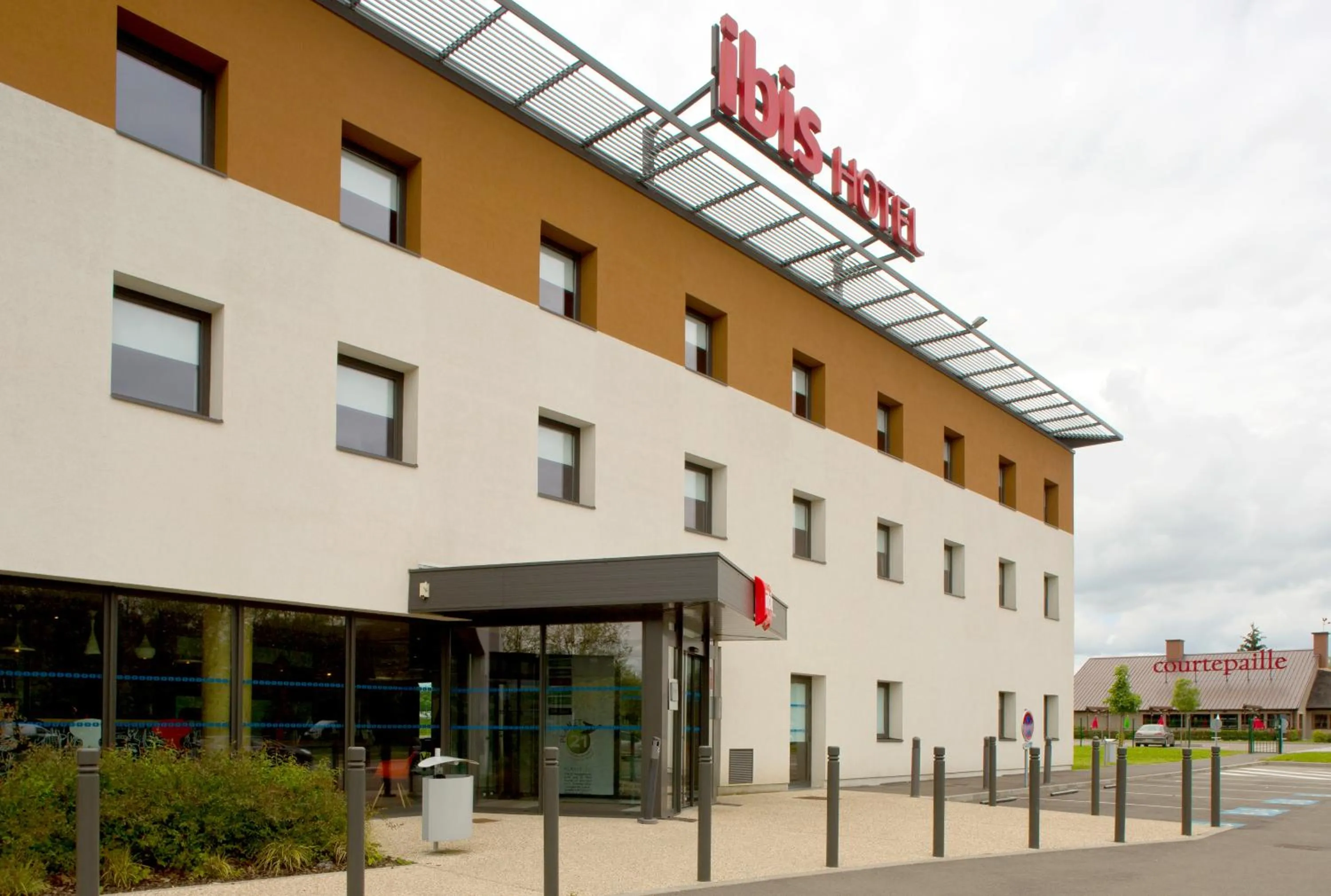 Facade/entrance in ibis Montceau les Mines