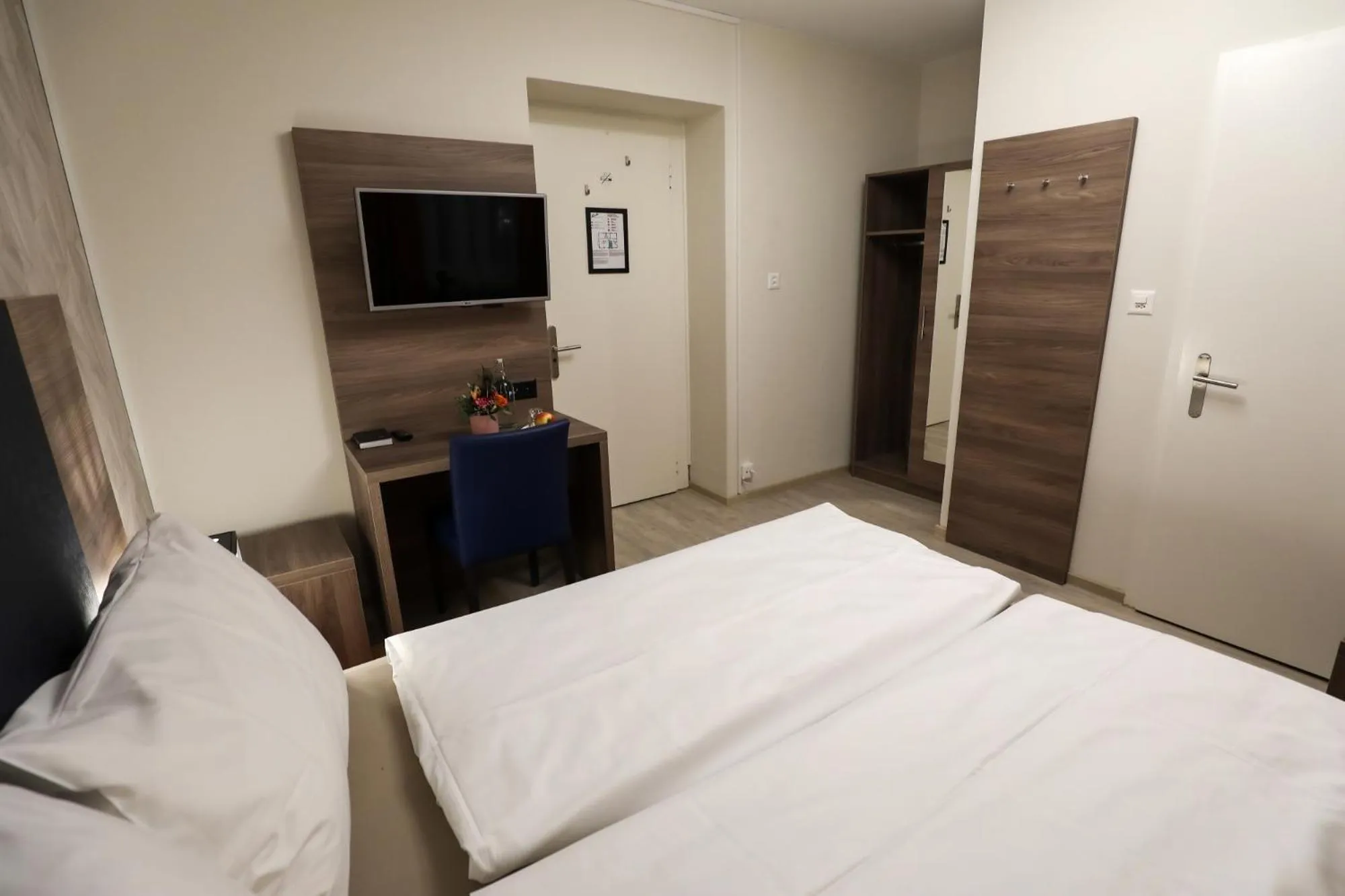 Communal lounge/ TV room, Bed in Hotel Spatz