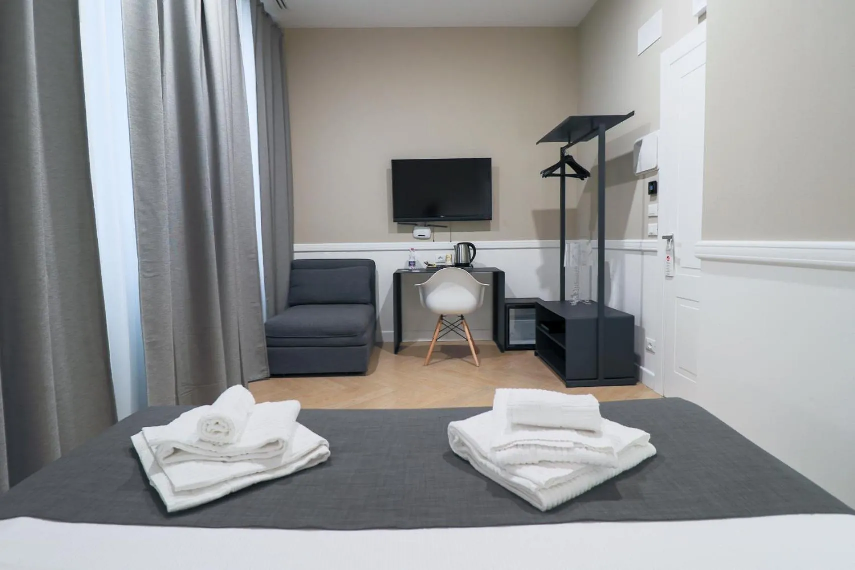 TV and multimedia, Bed in Elisabeth Boutique Rooms