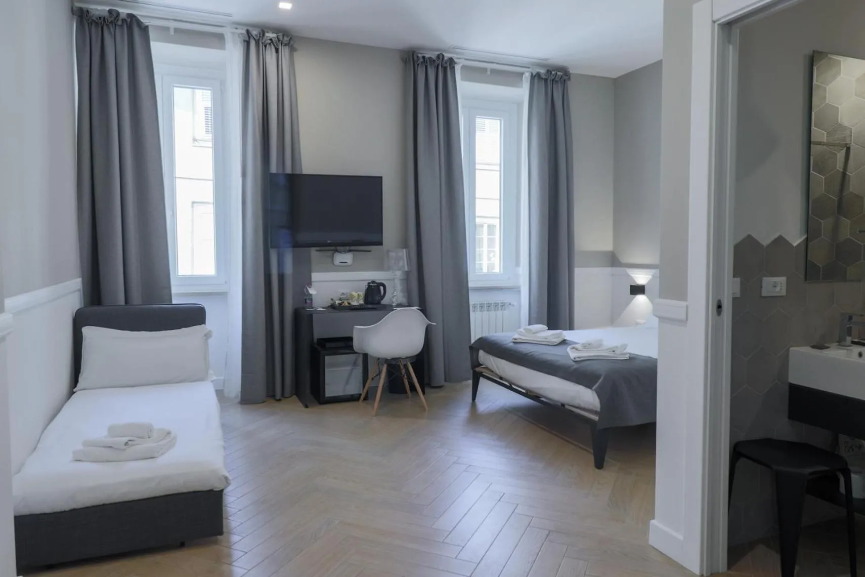 TV and multimedia, Bed in Elisabeth Boutique Rooms