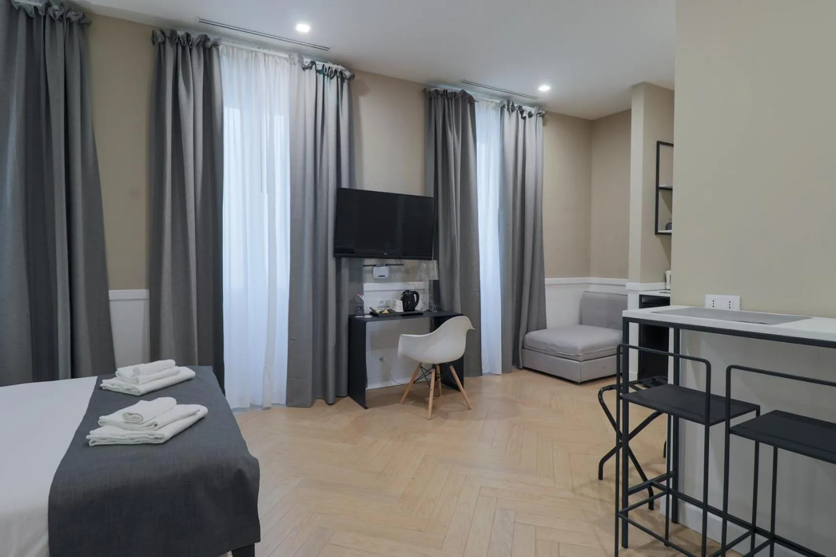 TV and multimedia, Bed in Elisabeth Boutique Rooms