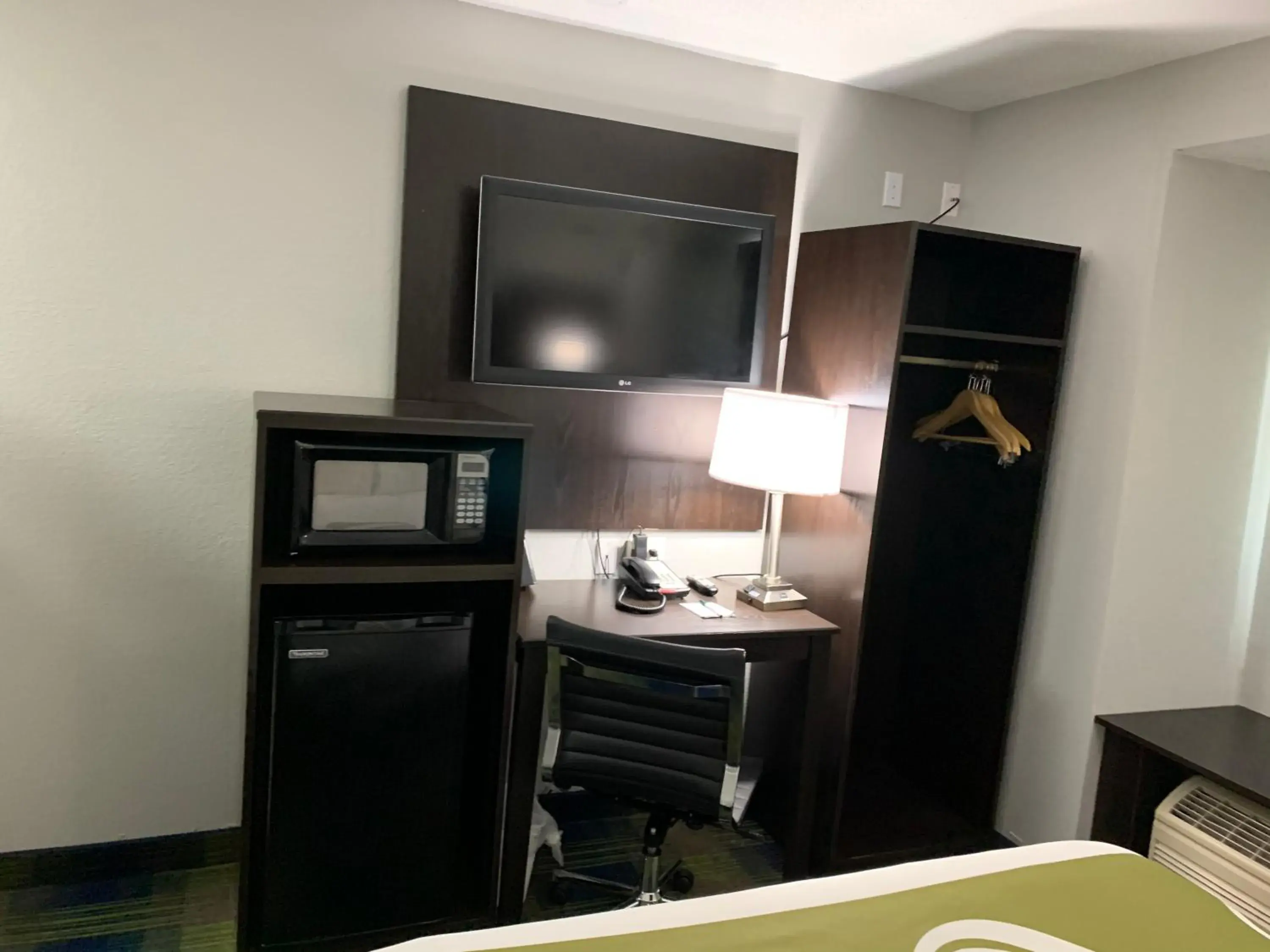 TV and multimedia, TV/Entertainment Center in Quality Inn Owatonna Near Medical Center