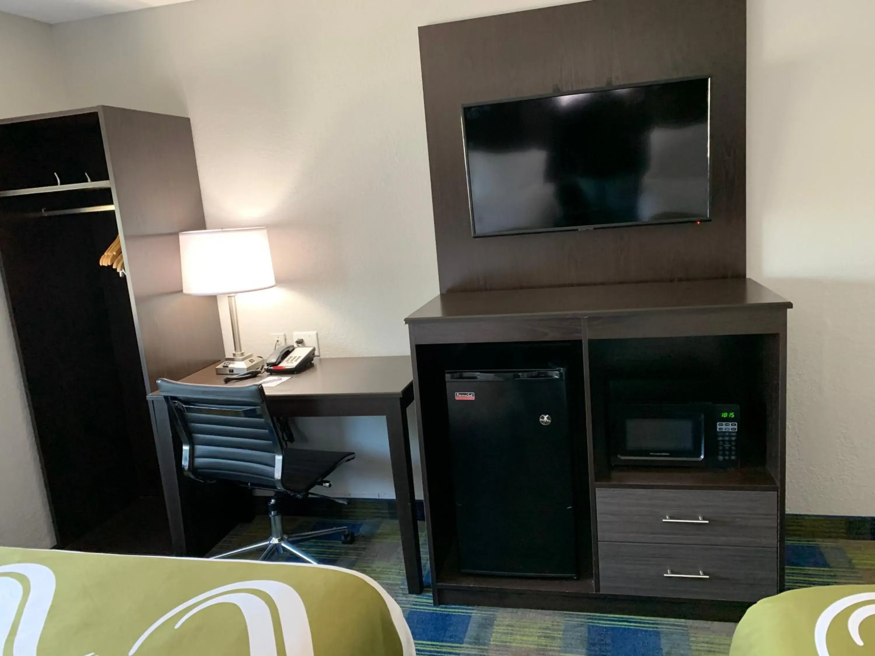 TV and multimedia, TV/Entertainment Center in Quality Inn Owatonna Near Medical Center