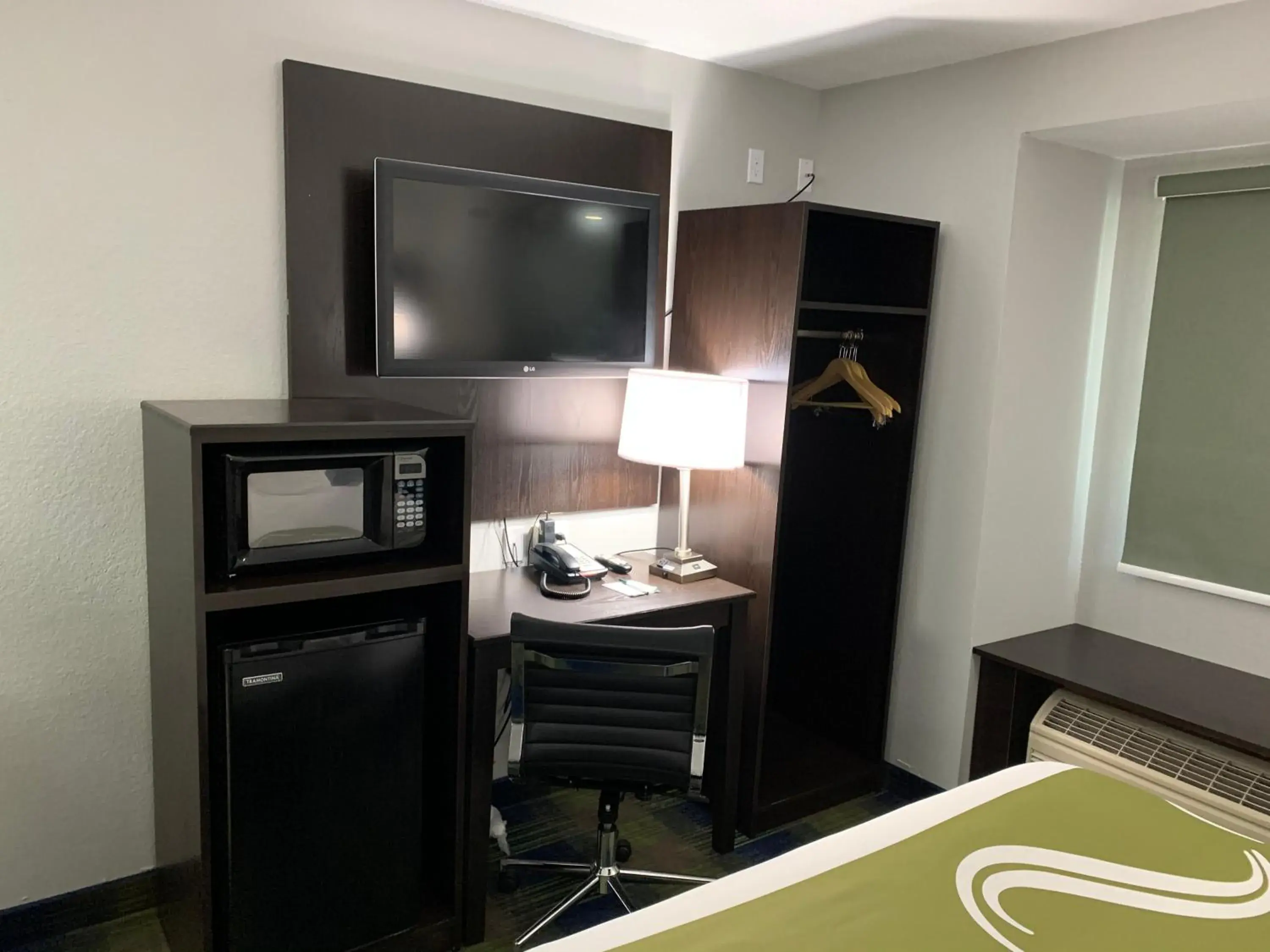 TV and multimedia, TV/Entertainment Center in Quality Inn Owatonna Near Medical Center