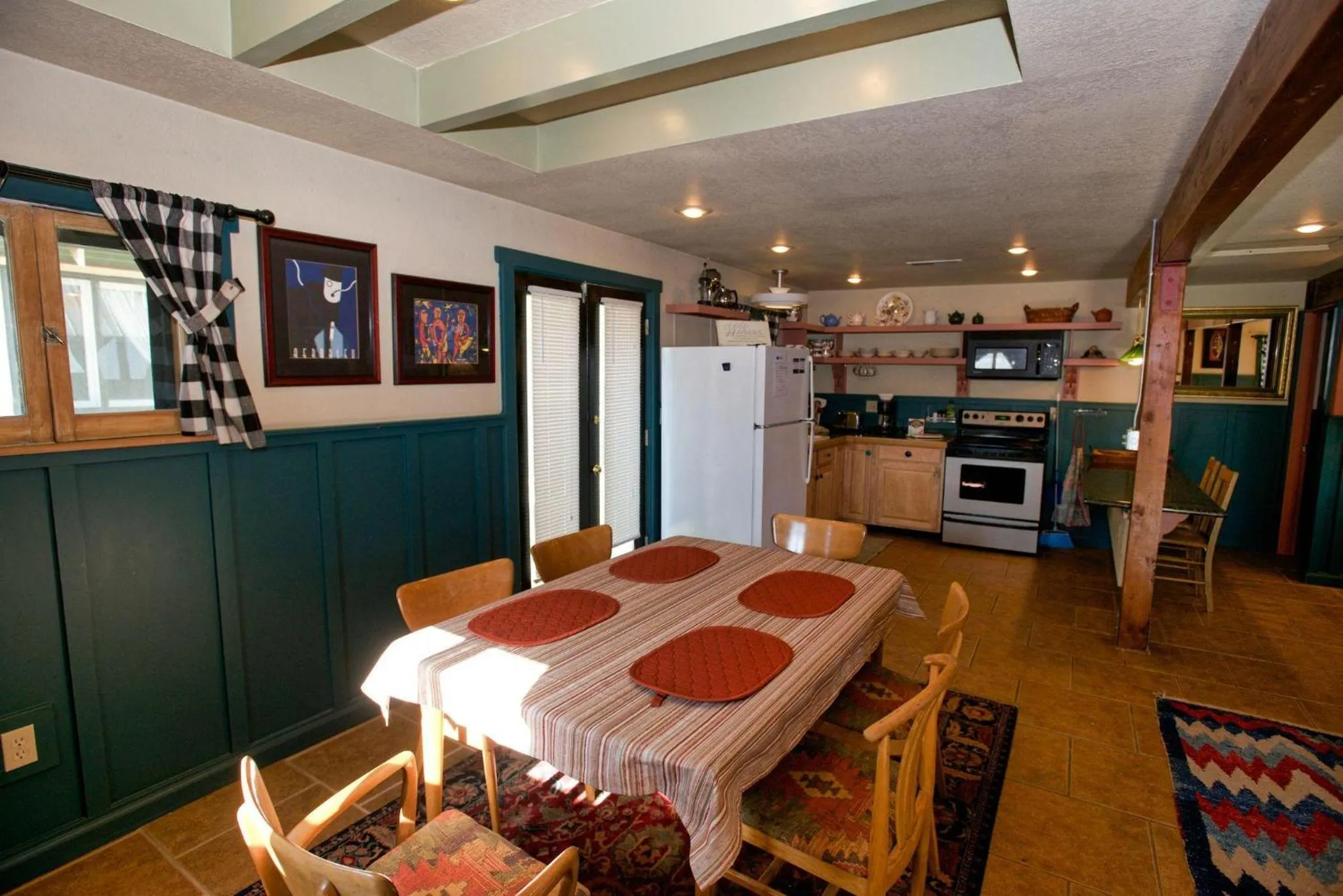 Dining area in Cottage Inn by Casago McCall - Donerightmanagement