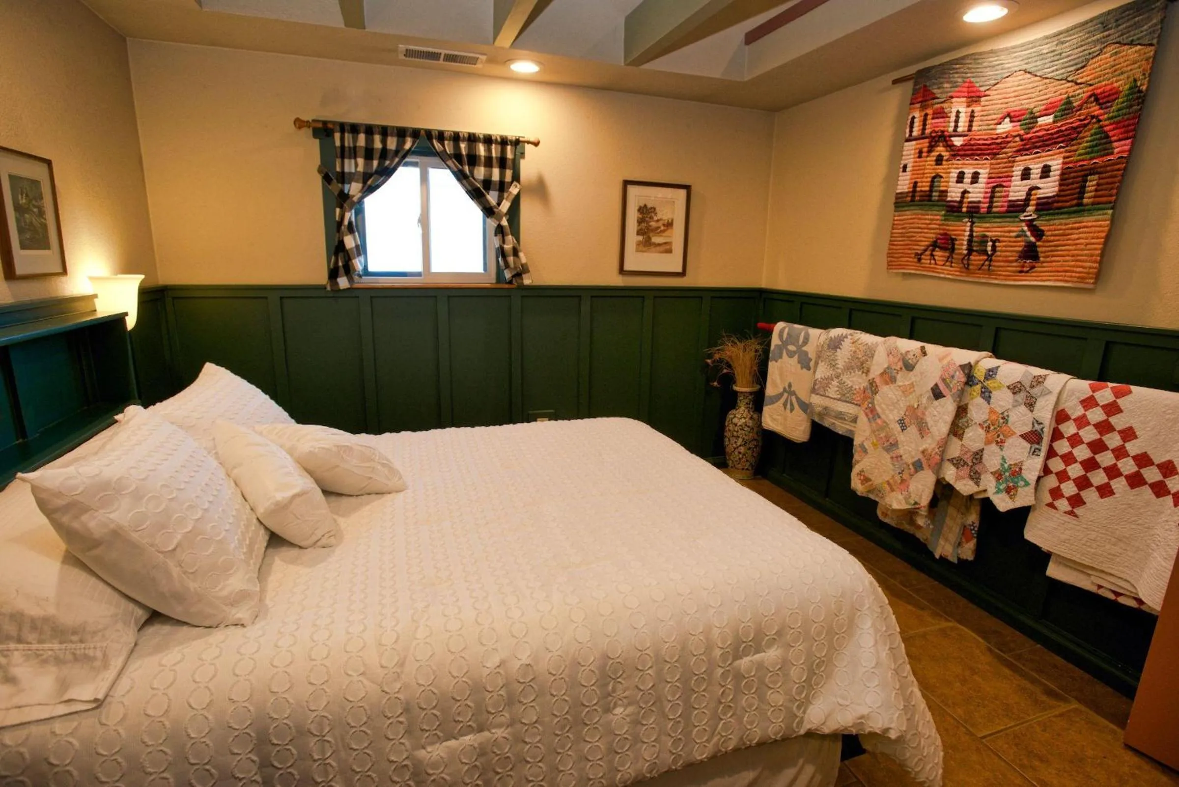 Bed in Cottage Inn by Casago McCall - Donerightmanagement
