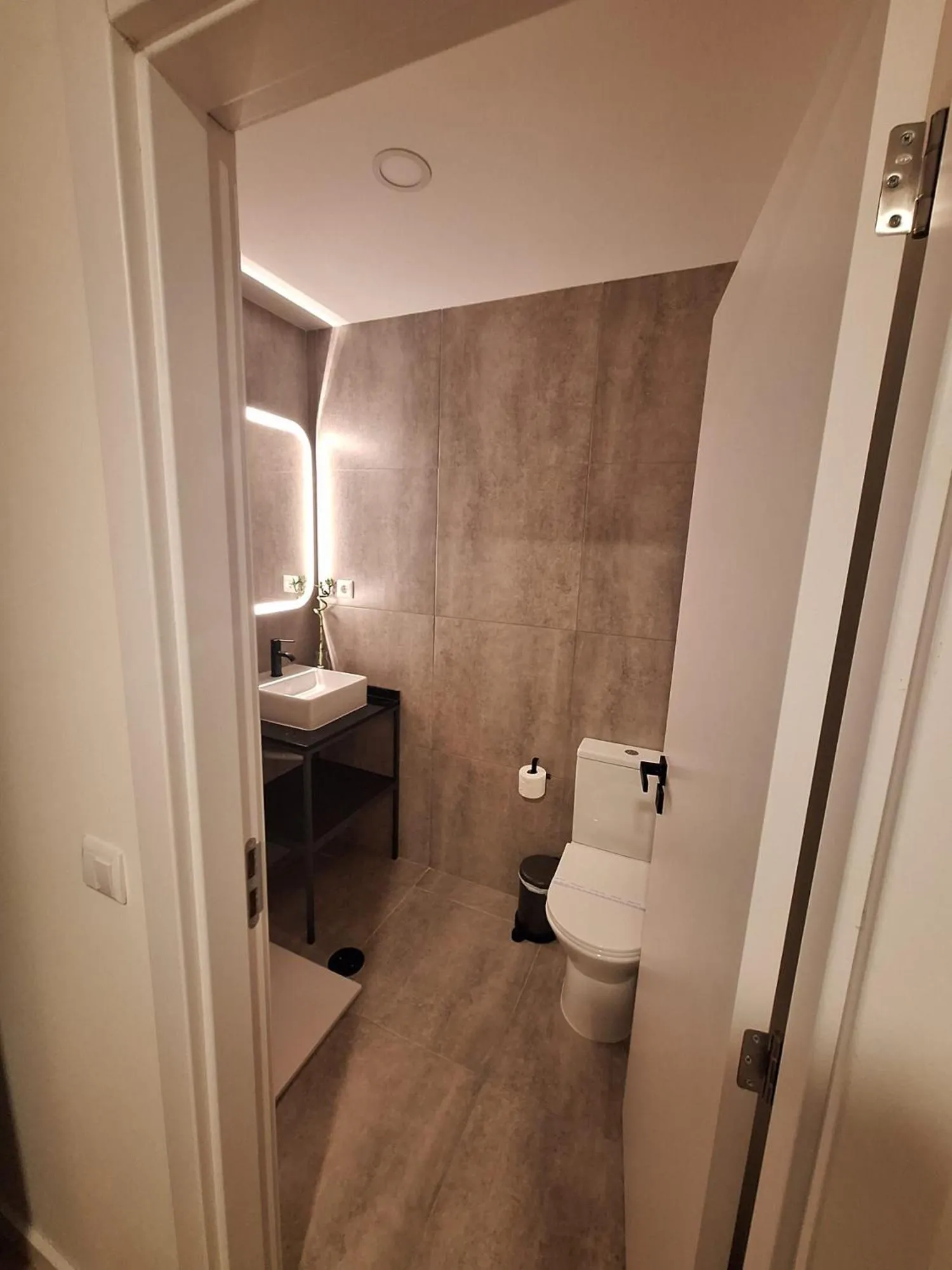 Toilet in Hotel Portucalense