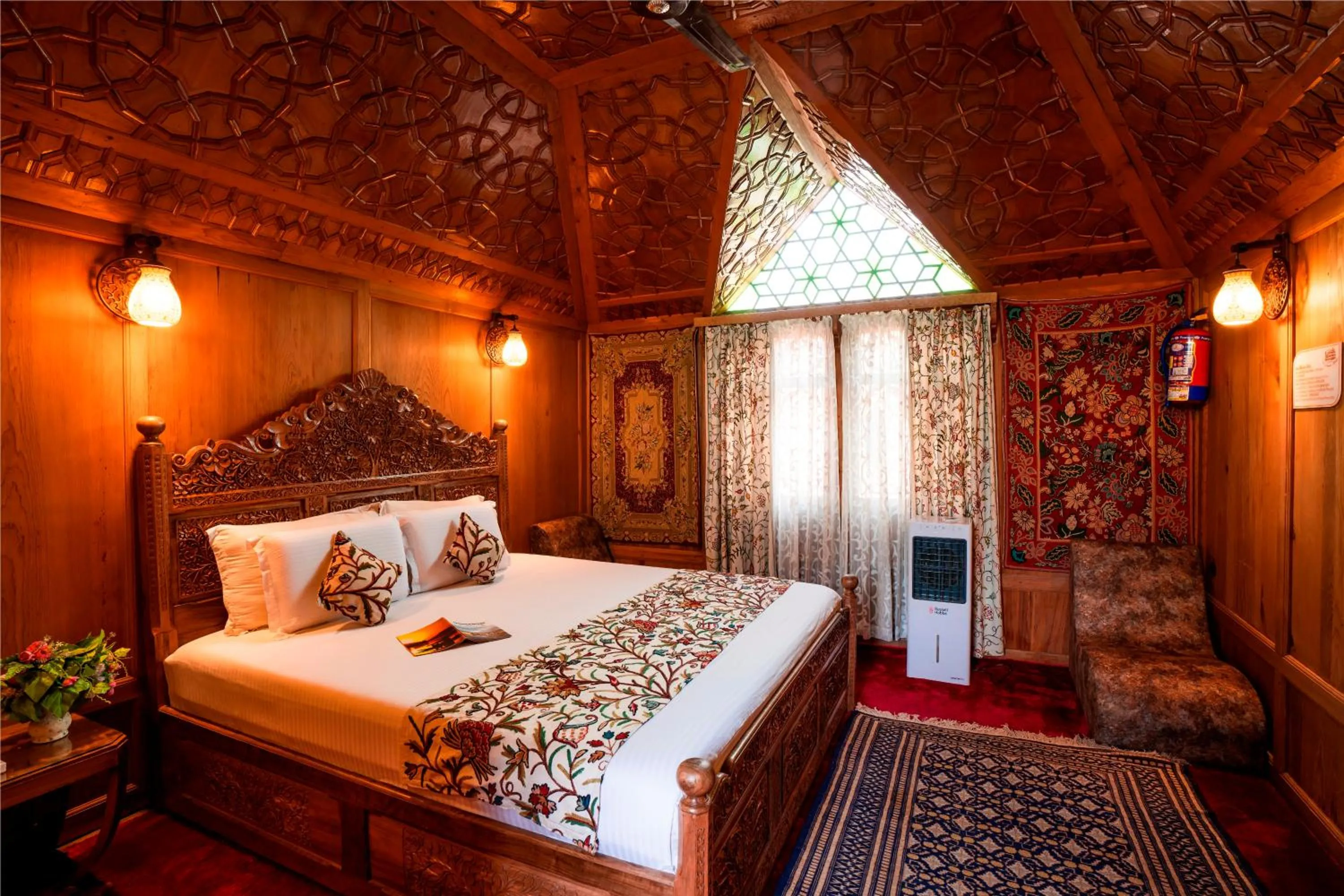 Deluxe Room in New Jacquline Heritage Houseboats