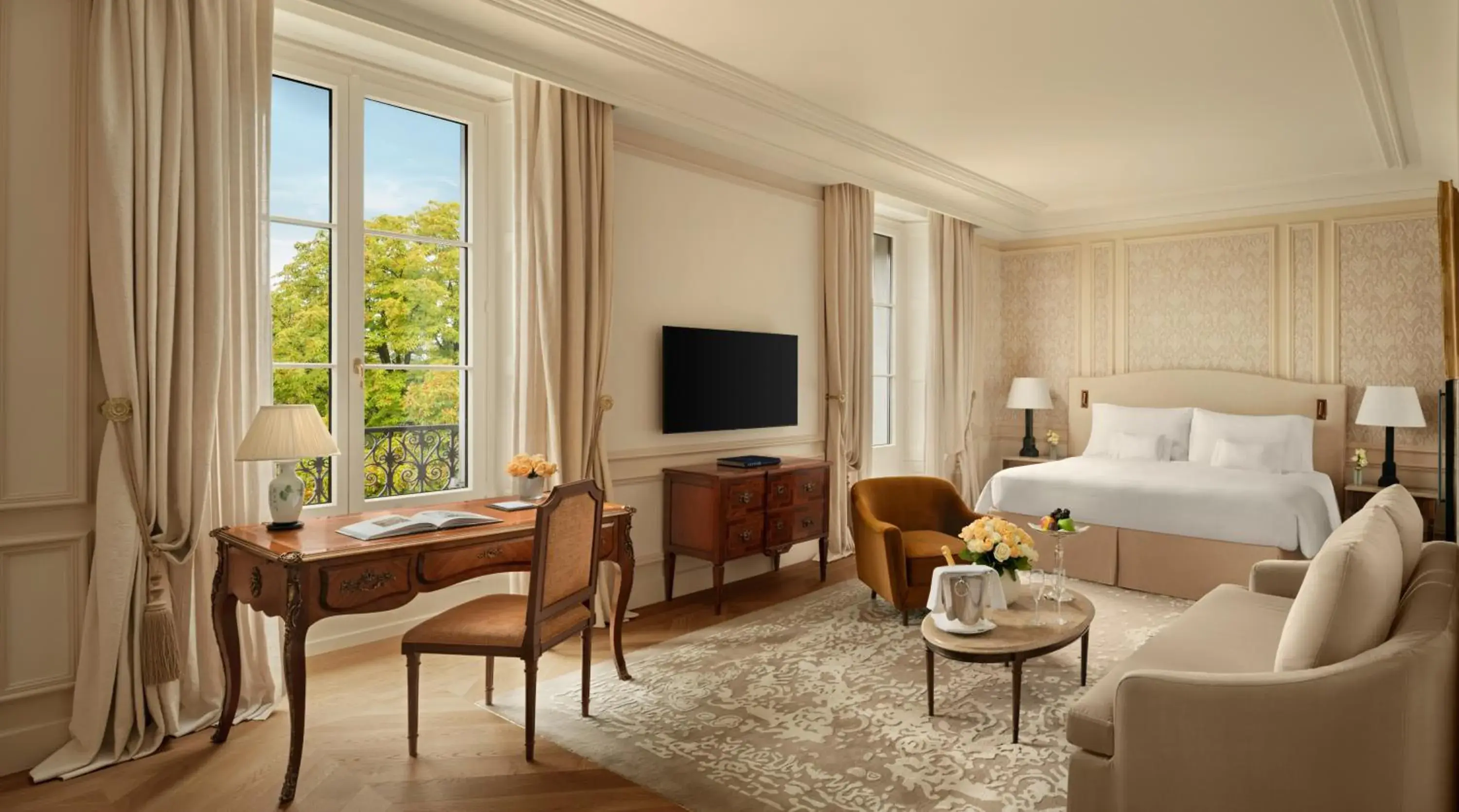 Photo of the whole room, Bed in Beau-Rivage Genève Photo of the whole room, Bed in Beau-Rivage Genève