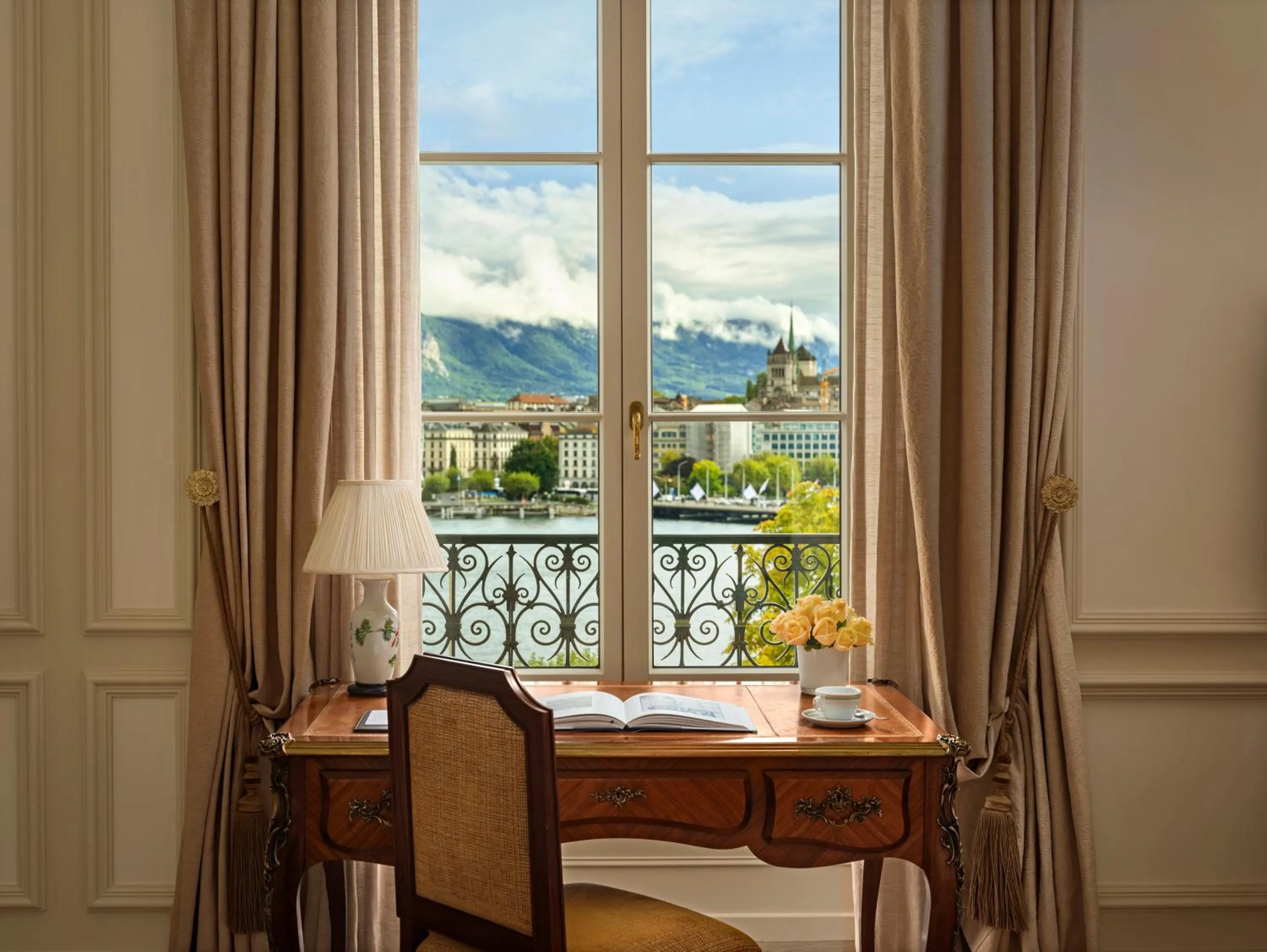 Bedroom in Beau-Rivage Genève