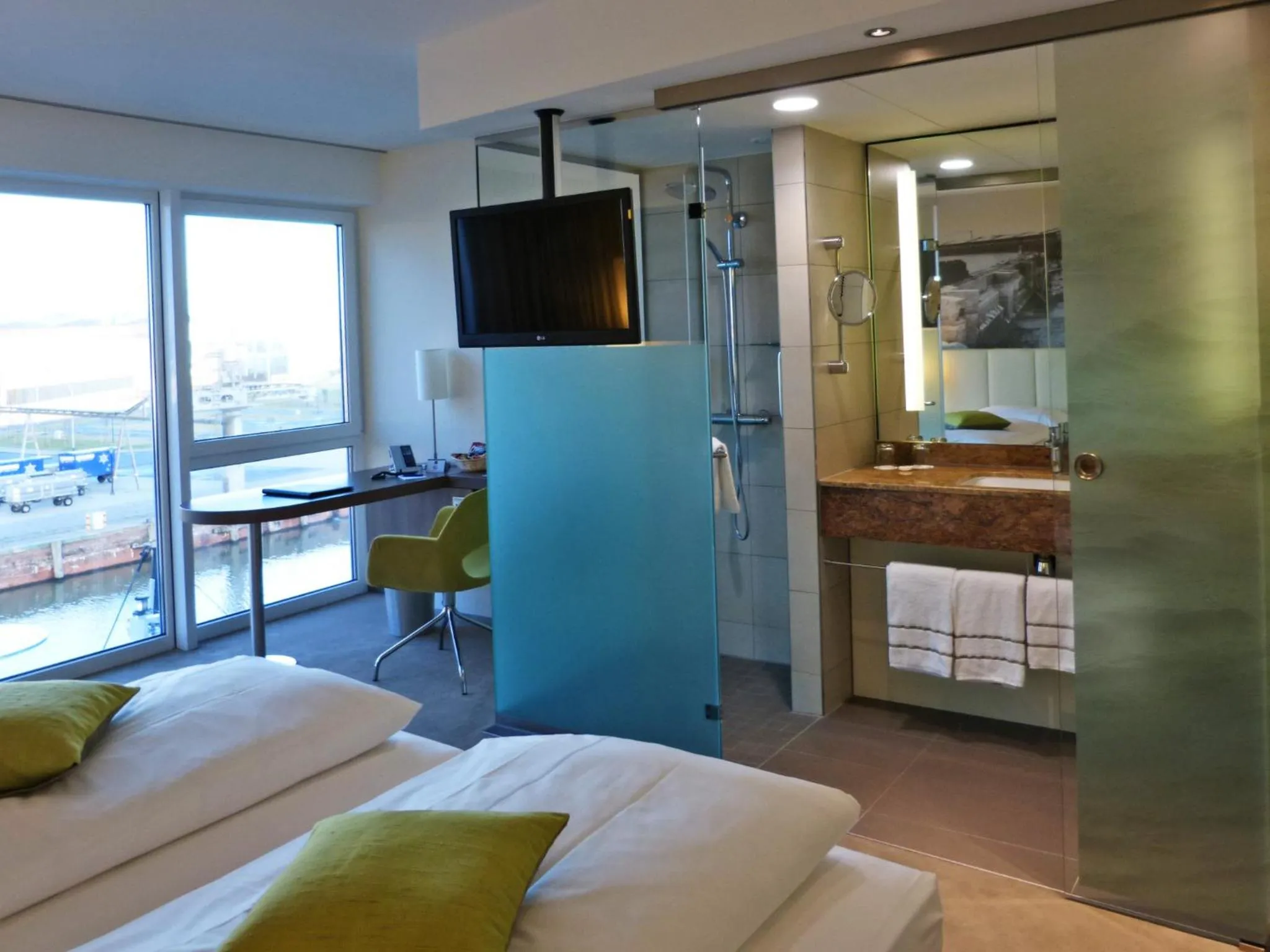 TV and multimedia, Bed in Best Western Plus Hotel Bremerhaven