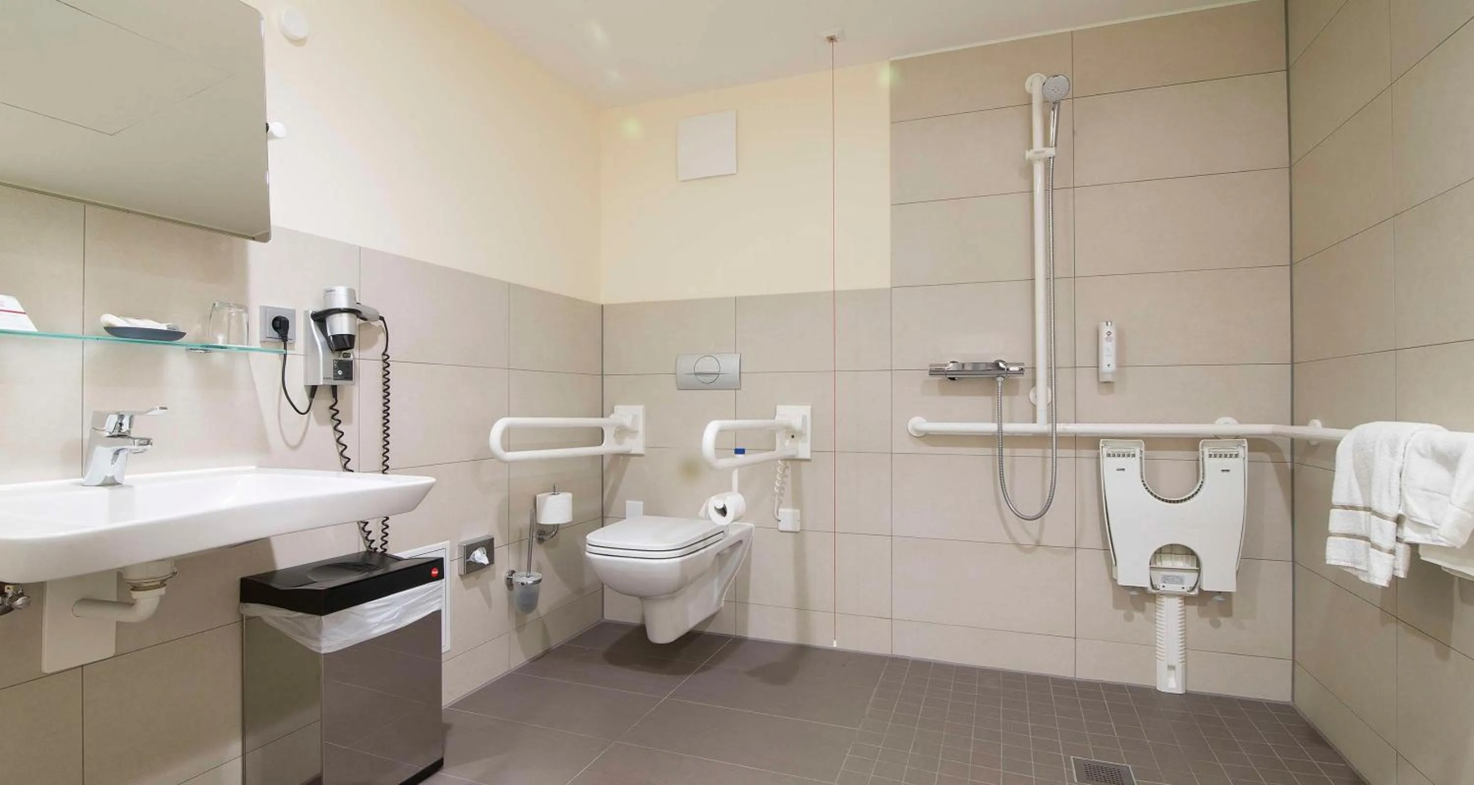 Shower in Best Western Plus Hotel Bremerhaven