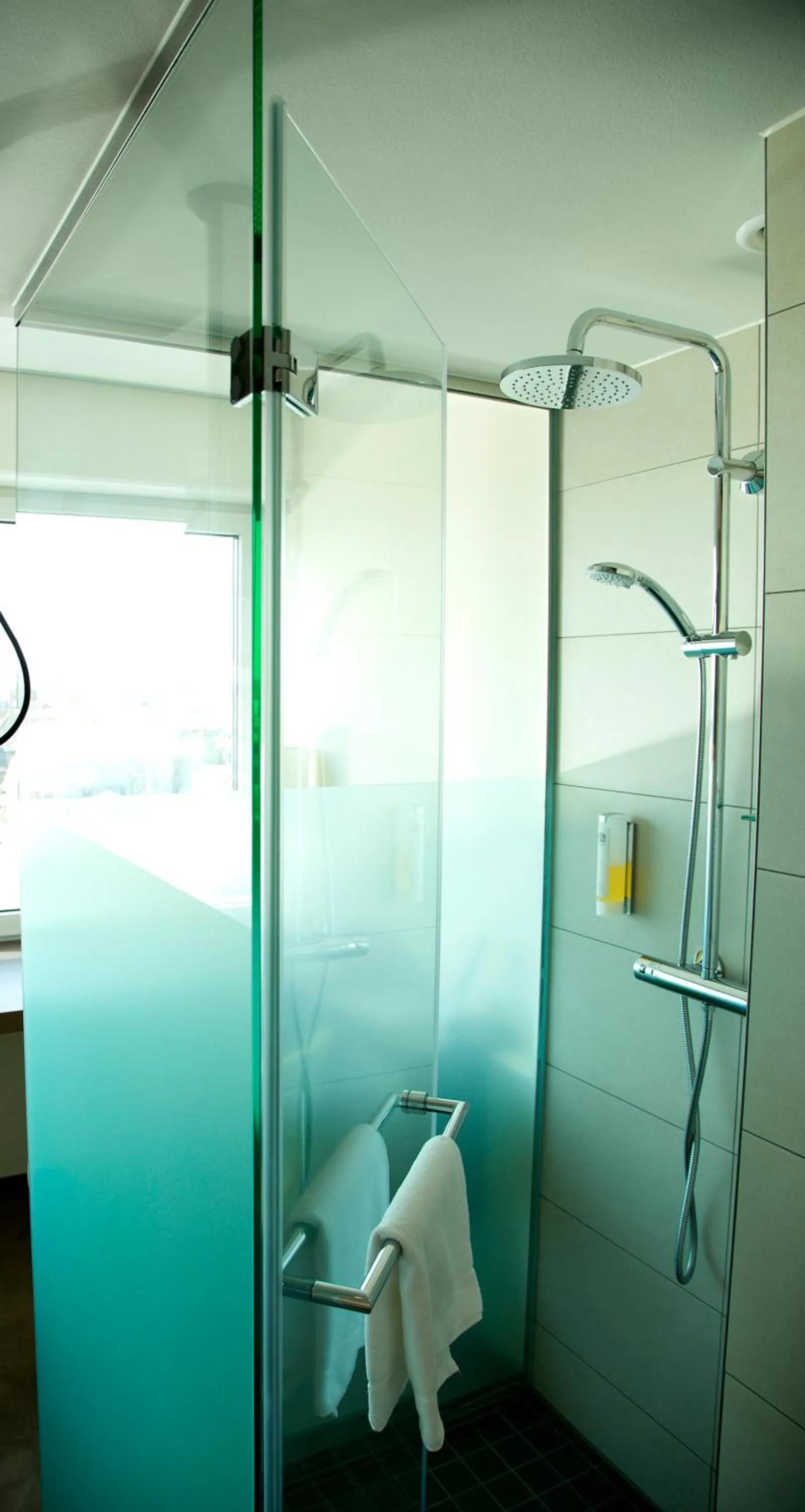 Shower in Best Western Plus Hotel Bremerhaven