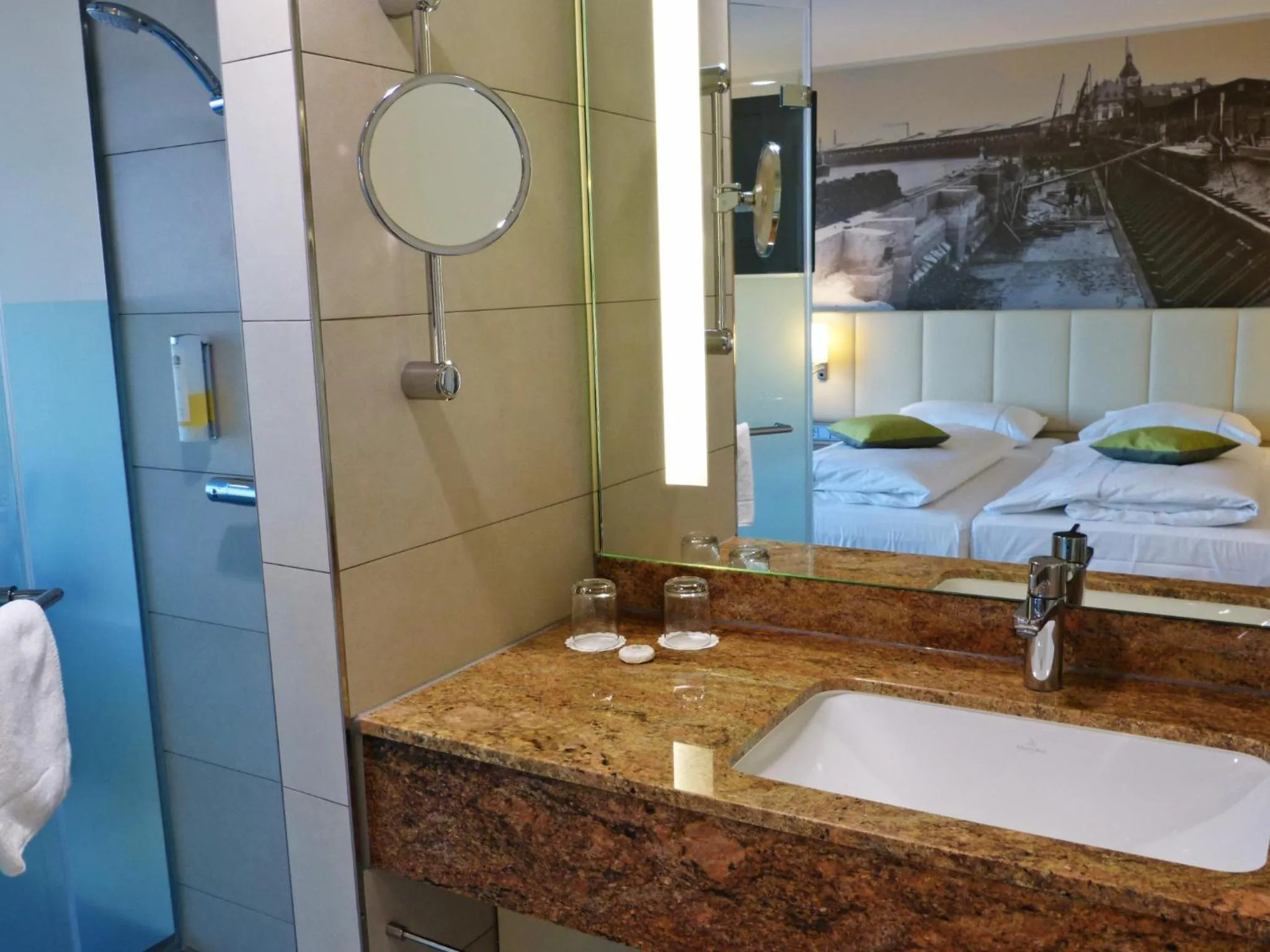 Bathroom, Bed in Best Western Plus Hotel Bremerhaven