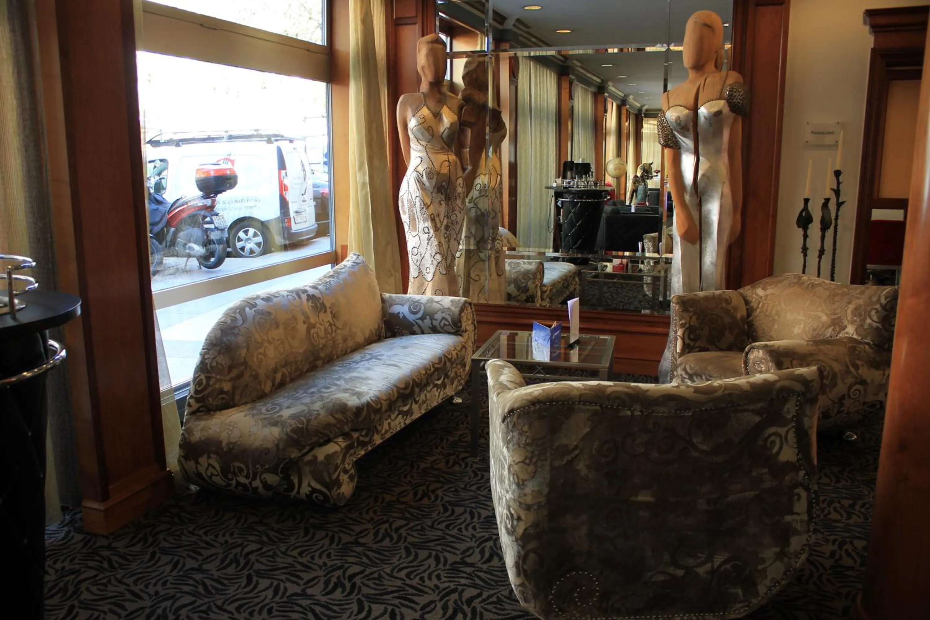 Lobby or reception in The New Midi