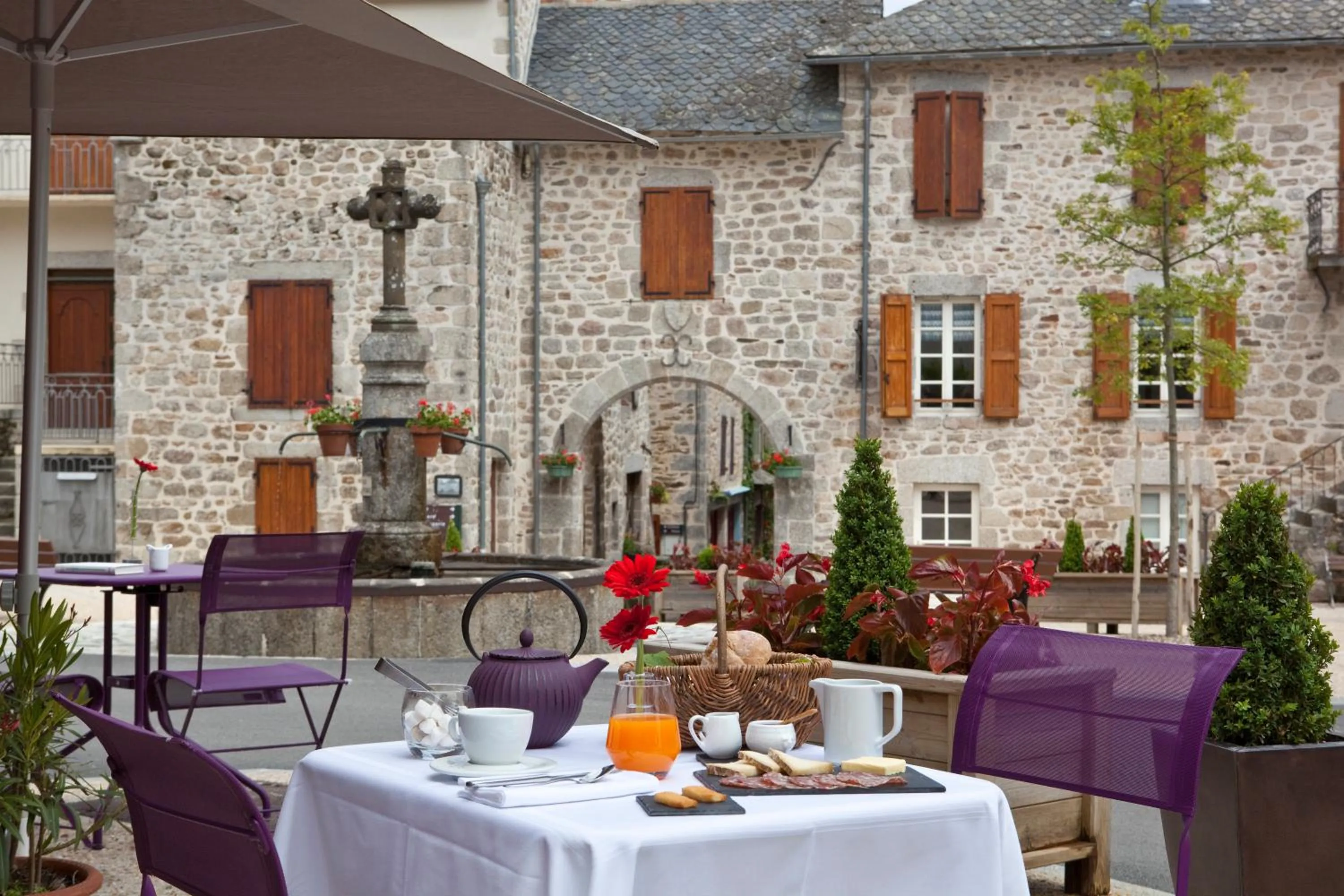 Patio in Demeures & Châteaux Auberge de la Tour - Hôtel & Restaurants - Marcolès Auvergne