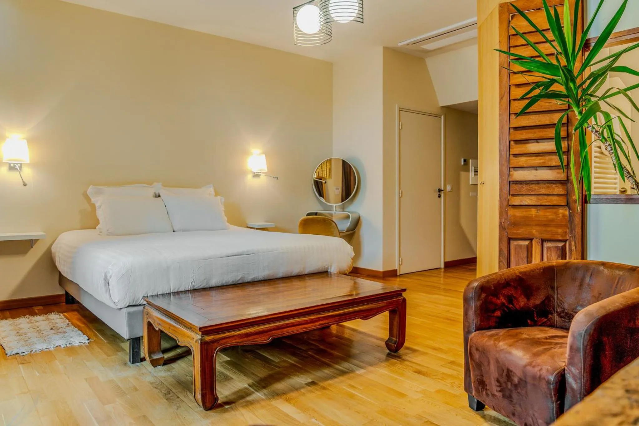 Bed in Demeures & Châteaux Auberge de la Tour - Hôtel & Restaurants - Marcolès Auvergne