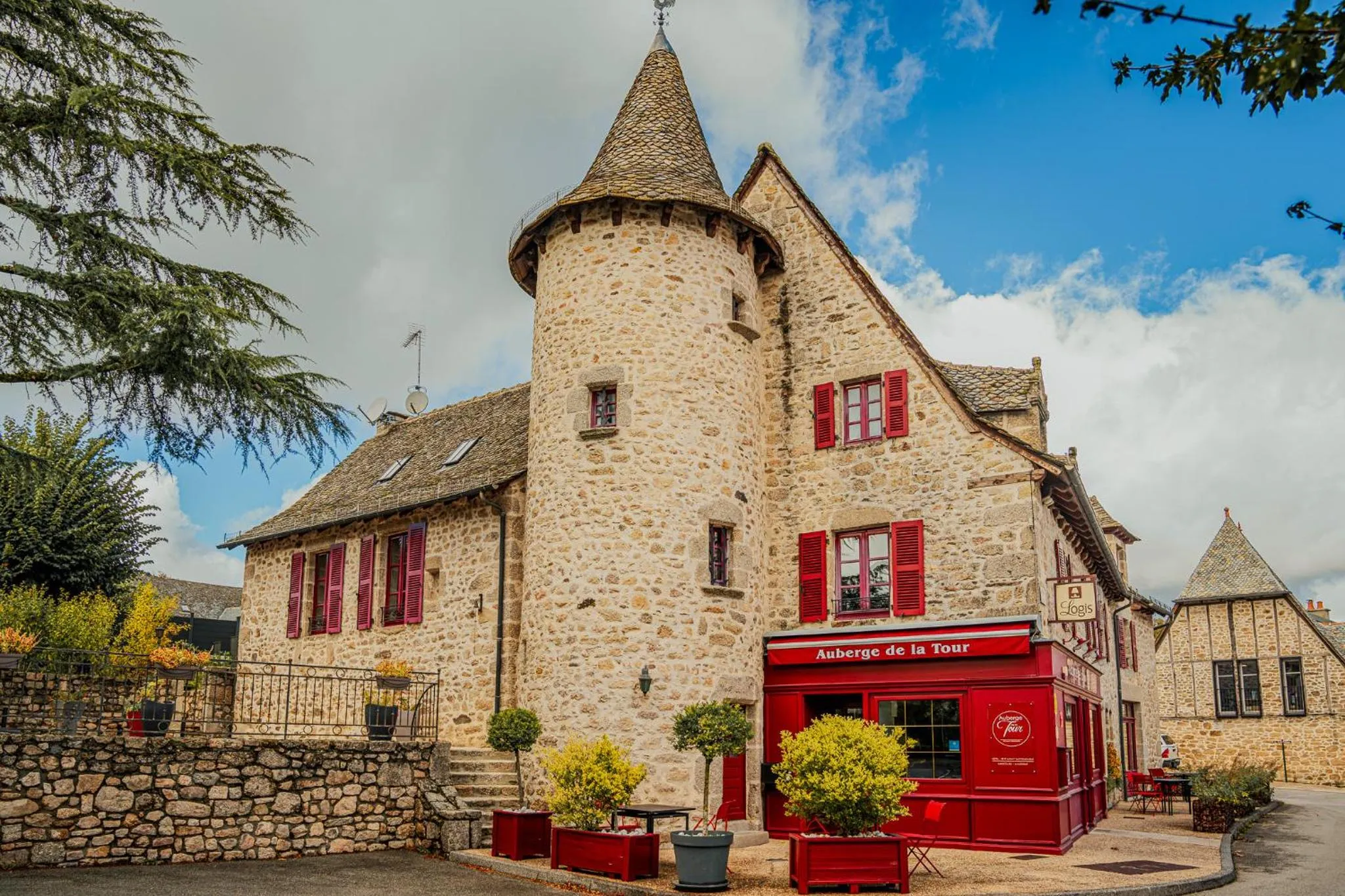 Property building in Demeures & Châteaux Auberge de la Tour - Hôtel & Restaurants - Marcolès Auvergne