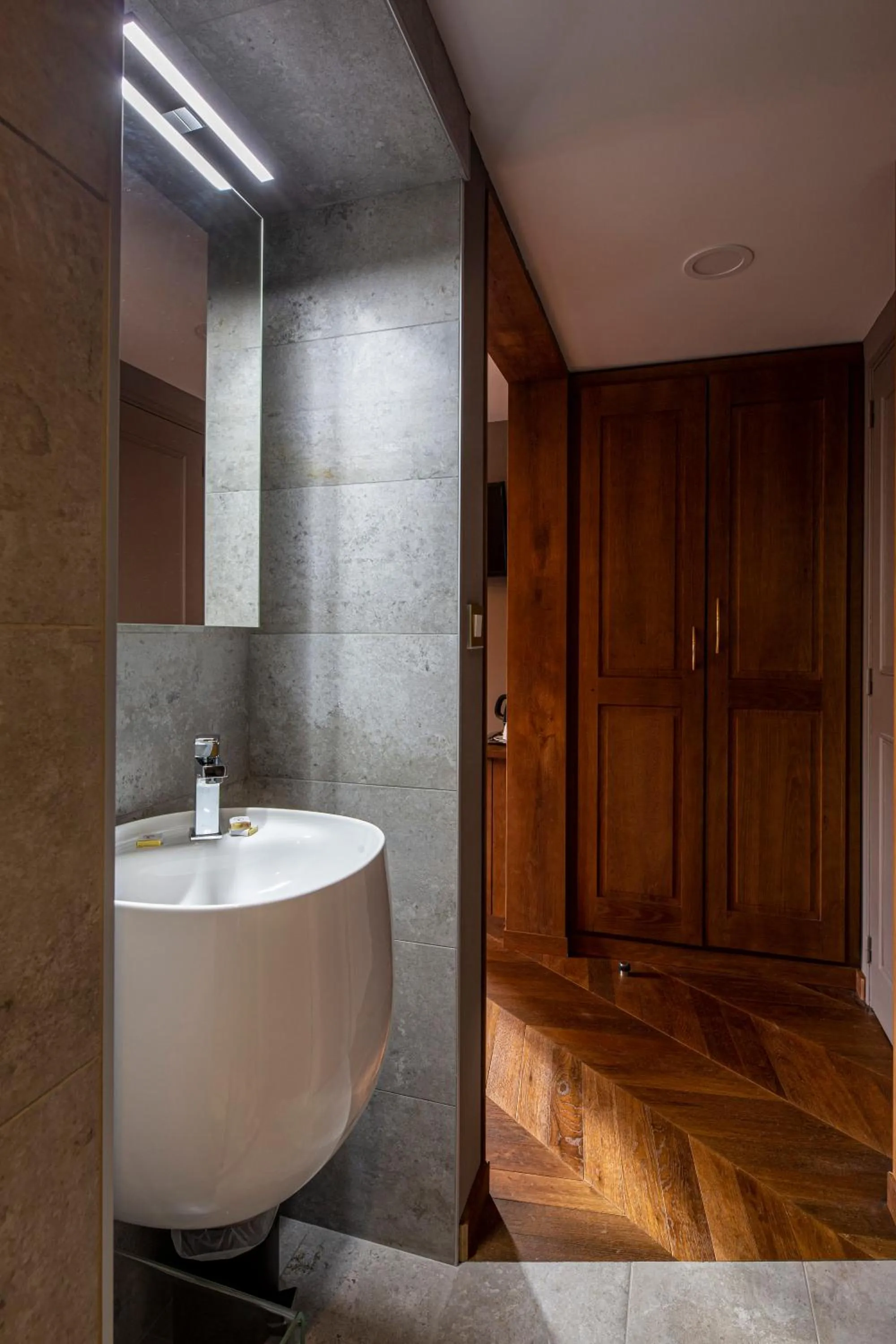 Shower in Demeures & Châteaux Auberge de la Tour - Hôtel & Restaurants - Marcolès Auvergne