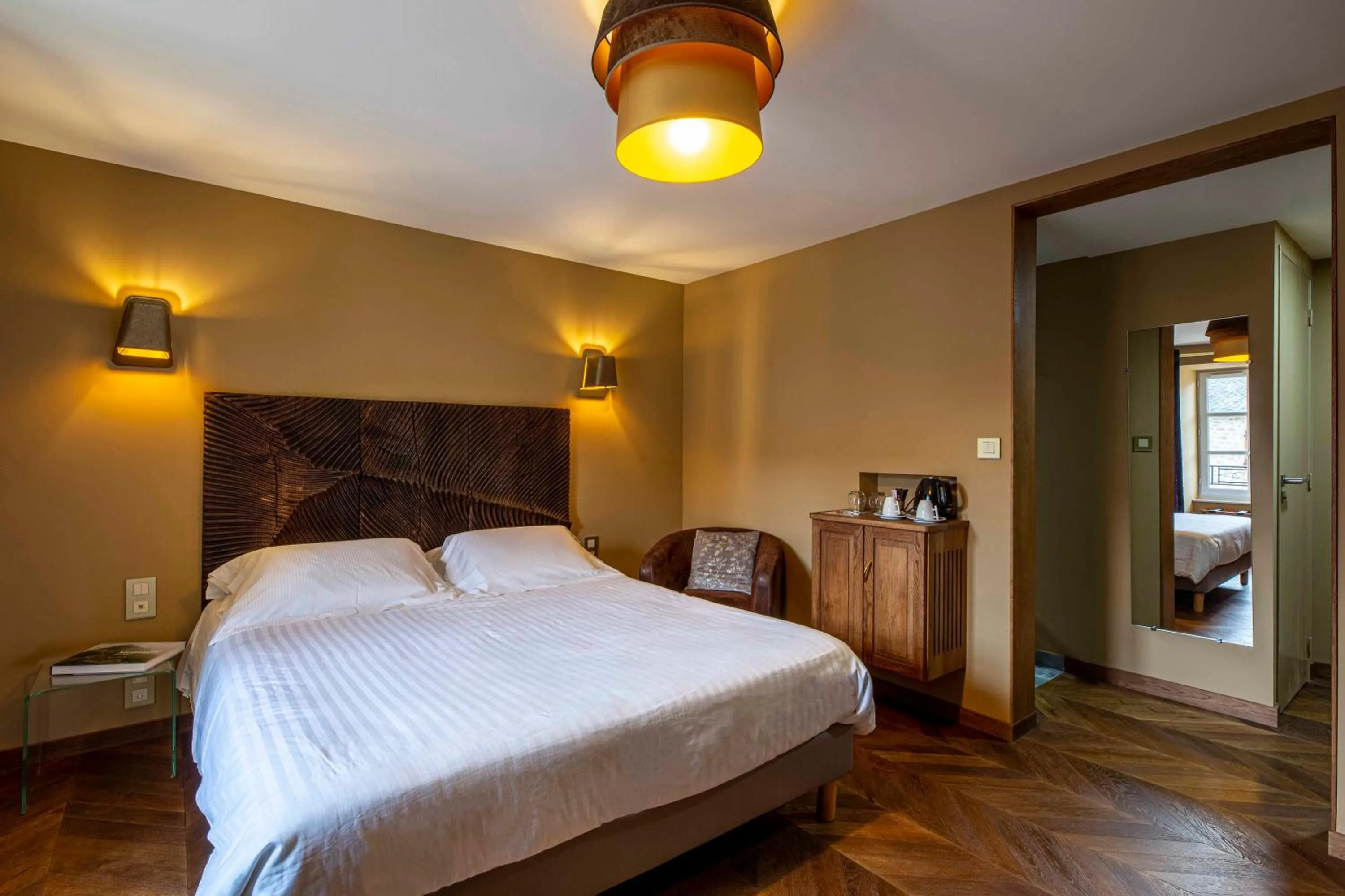 Photo of the whole room, Bed in Demeures & Châteaux Auberge de la Tour - Hôtel & Restaurants - Marcolès Auvergne