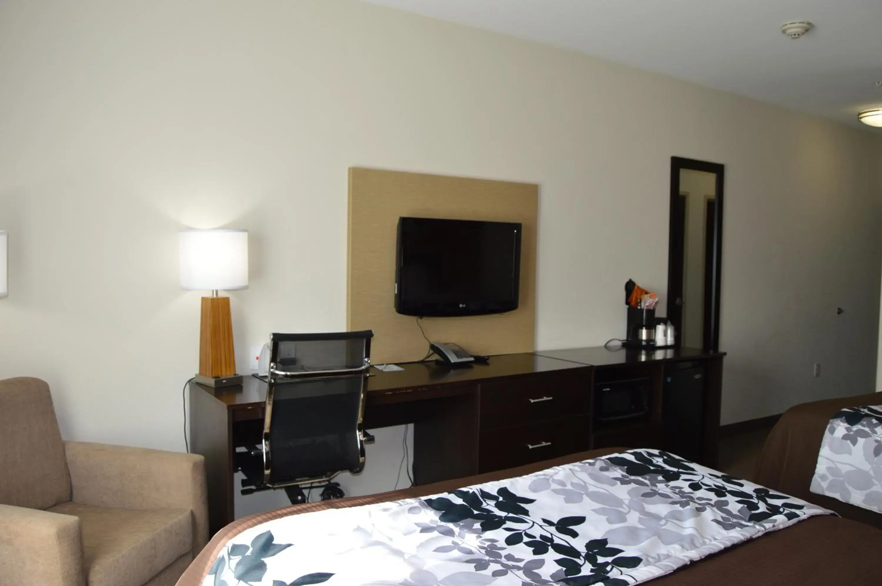 TV and multimedia, Bed in Sleep Inn & Suites Elk City Route 66 TV and multimedia, Bed in Sleep Inn & Suites Elk City Route 66