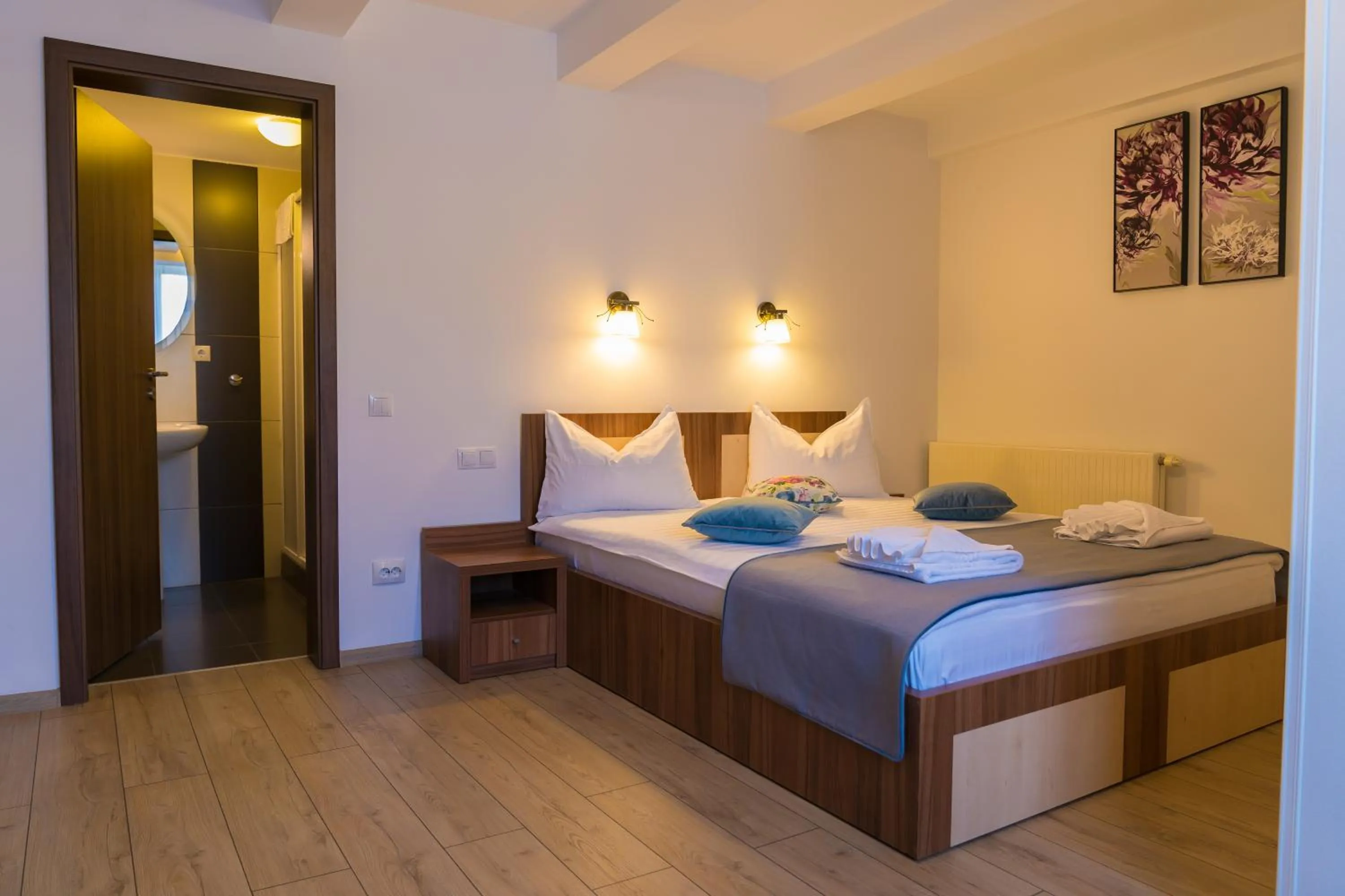 Bed in Pensiunea Transilvania