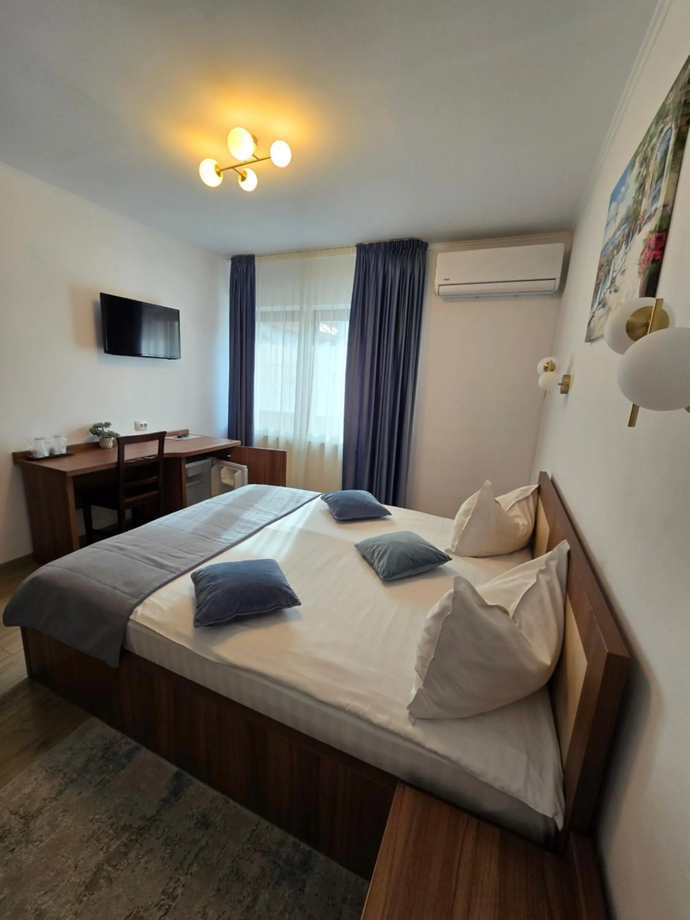 Bed in Pensiunea Transilvania