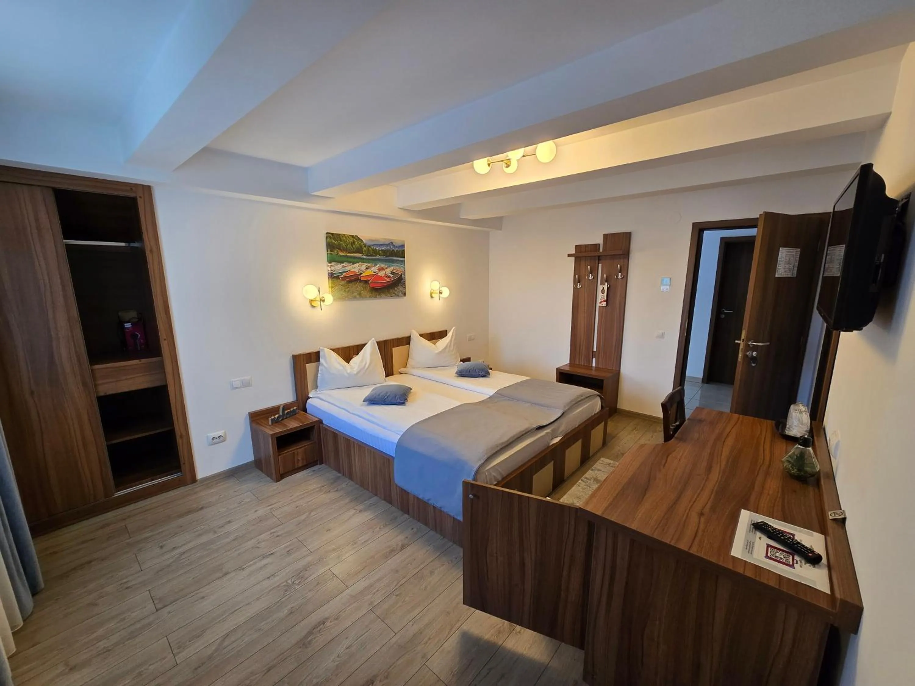 Bed in Pensiunea Transilvania