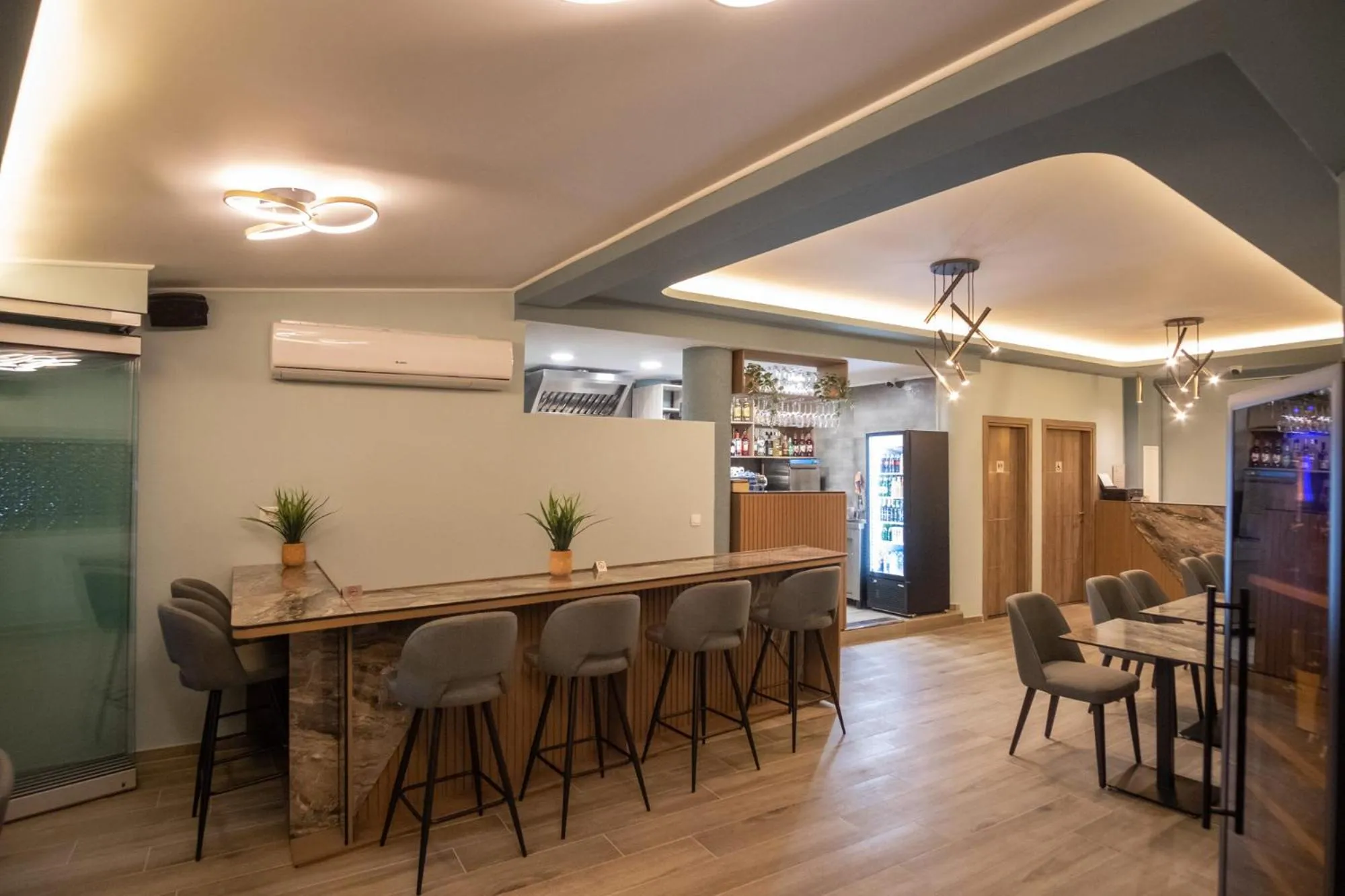 Lounge or bar in Serenity Luxe Suites