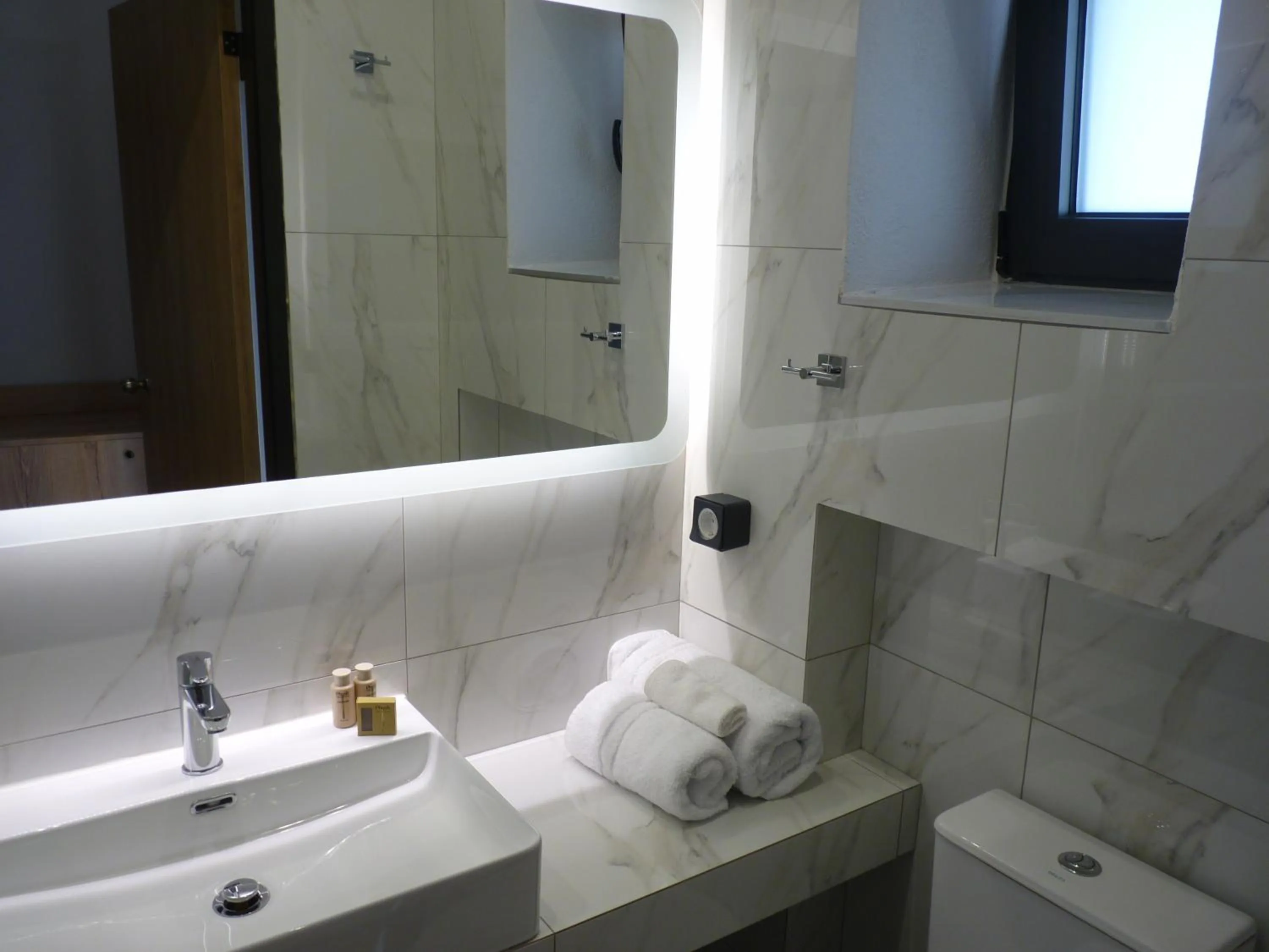 Comfort Suites & Rooms