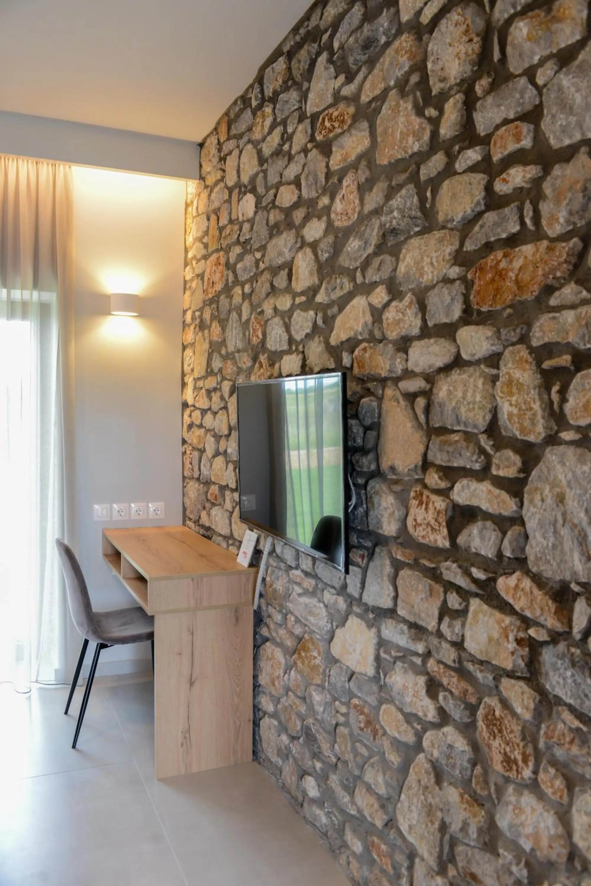 Comfort Suites & Rooms