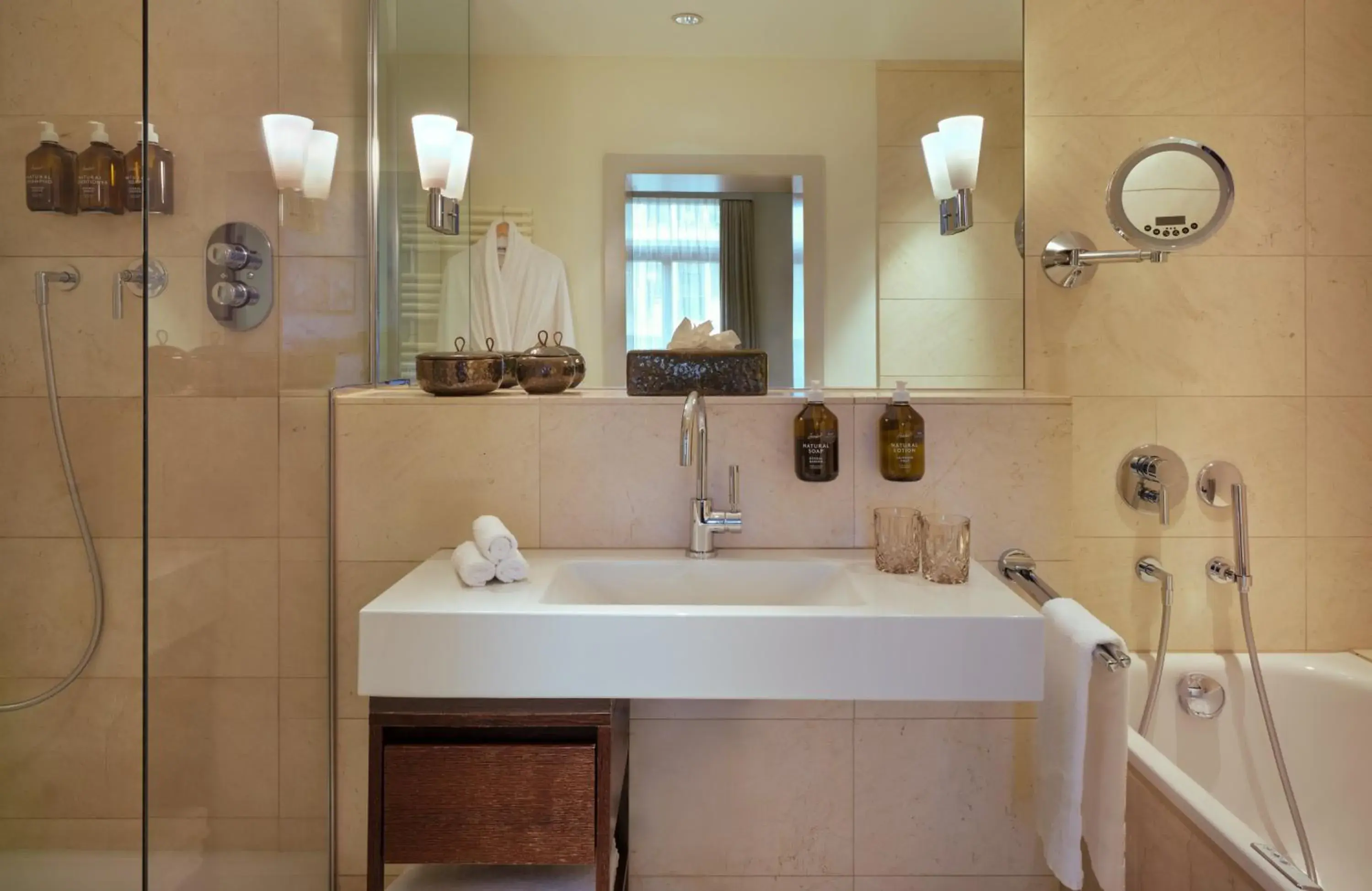 Bathroom in Hotel Alden Splügenschloss Zürich - Leonardo Limited Edition Bathroom in Hotel Alden Splügenschloss Zürich - Leonardo Limited Edition