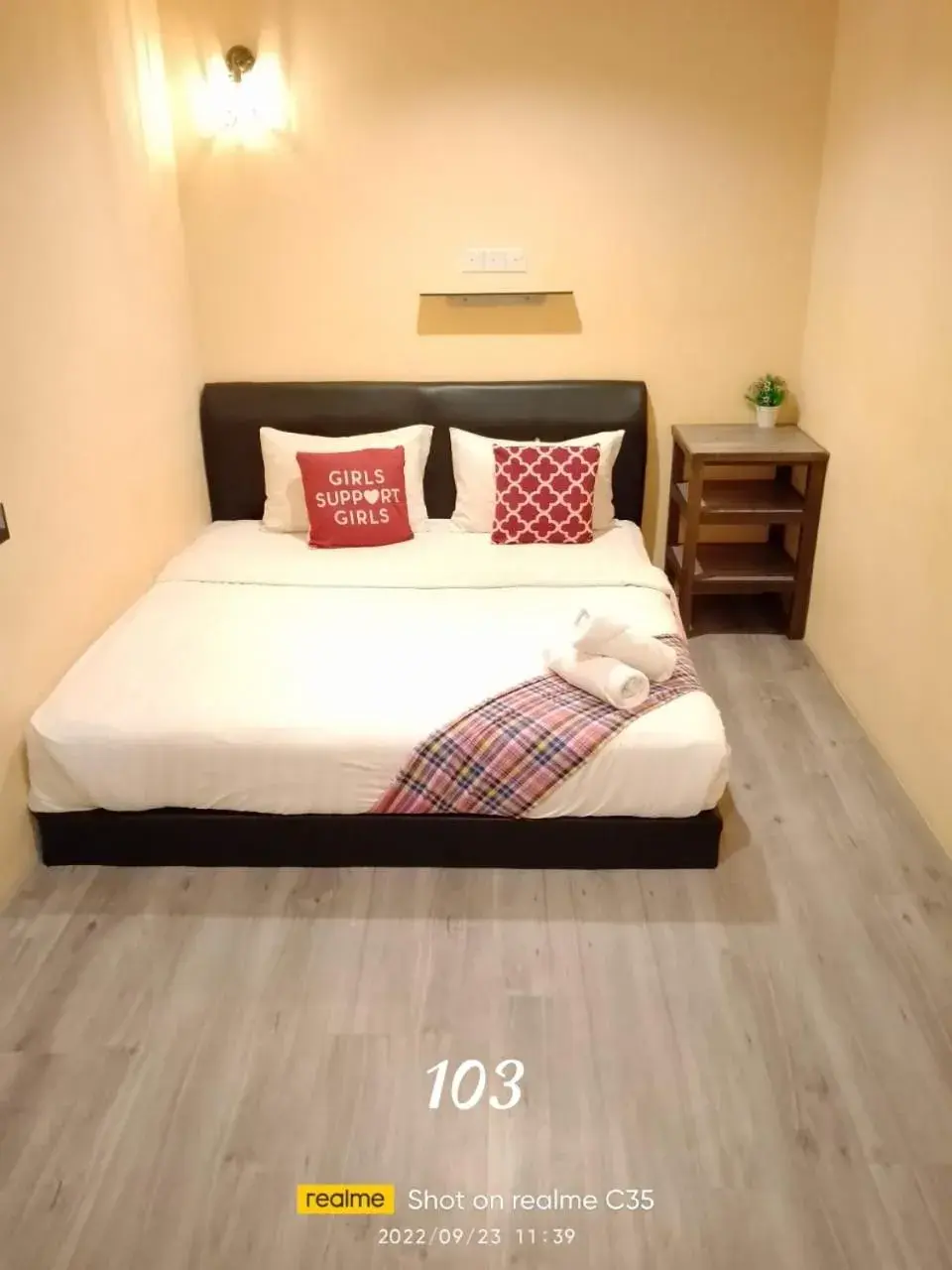 Budget Double Room in Loft Pals Urbanstay Lodge, Kapit Budget Double Room in Loft Pals Urbanstay Lodge, Kapit