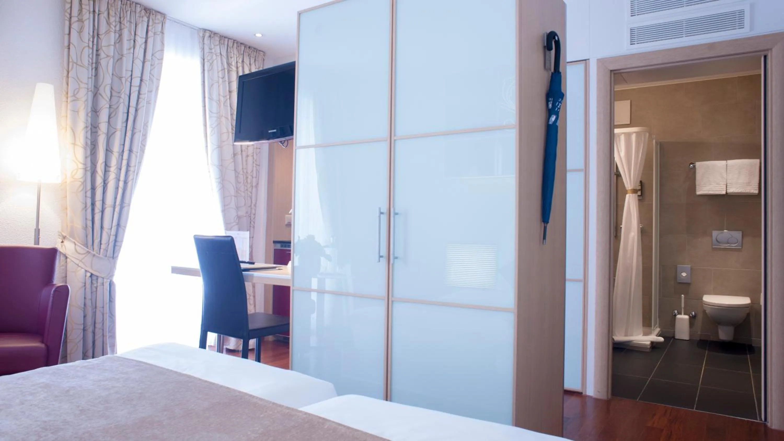 Photo of the whole room, Bed in Hotel Krone Unterstrass