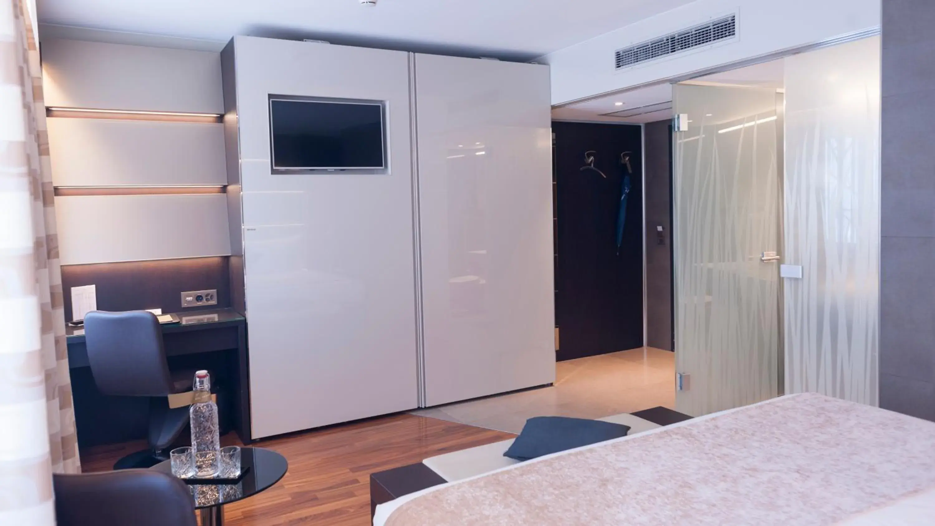 Bedroom, Bed in Hotel Krone Unterstrass Bedroom, Bed in Hotel Krone Unterstrass