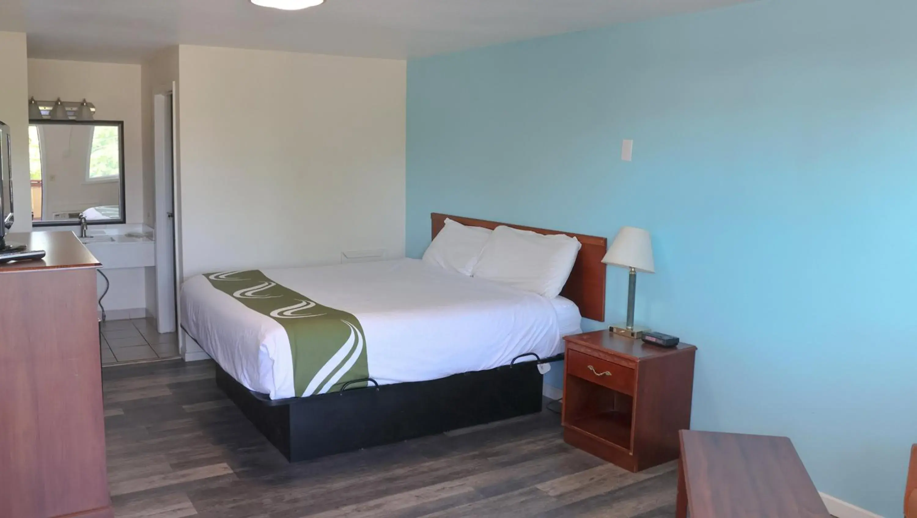 Photo of the whole room, Bed in Chippewa Motel Mount Pleasant Photo of the whole room, Bed in Chippewa Motel Mount Pleasant