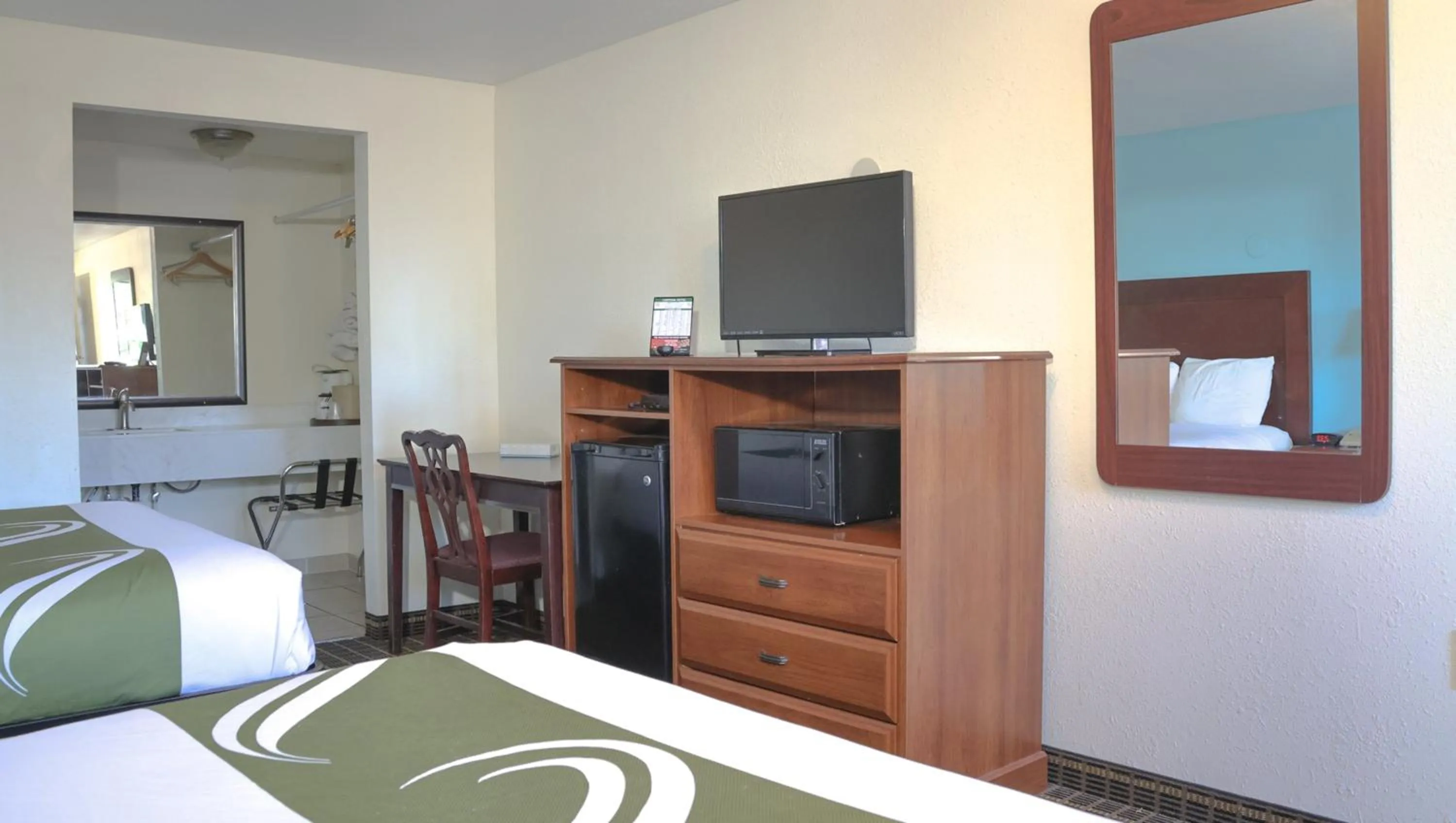 Photo of the whole room, Bed in Chippewa Motel Mount Pleasant