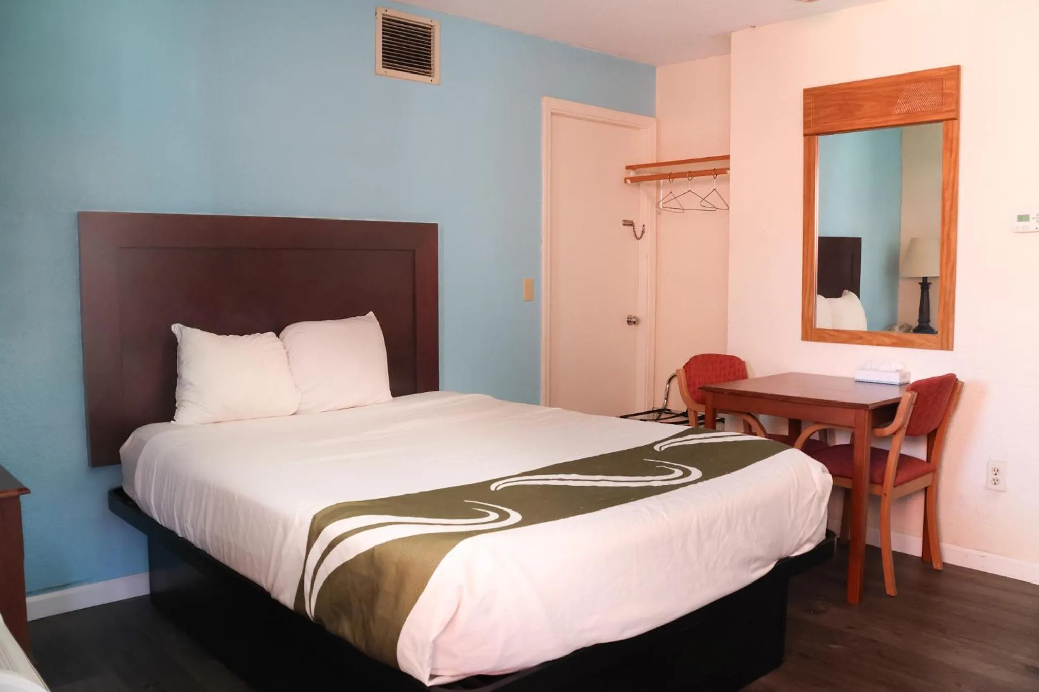 Bedroom, Bed in Chippewa Motel Mount Pleasant