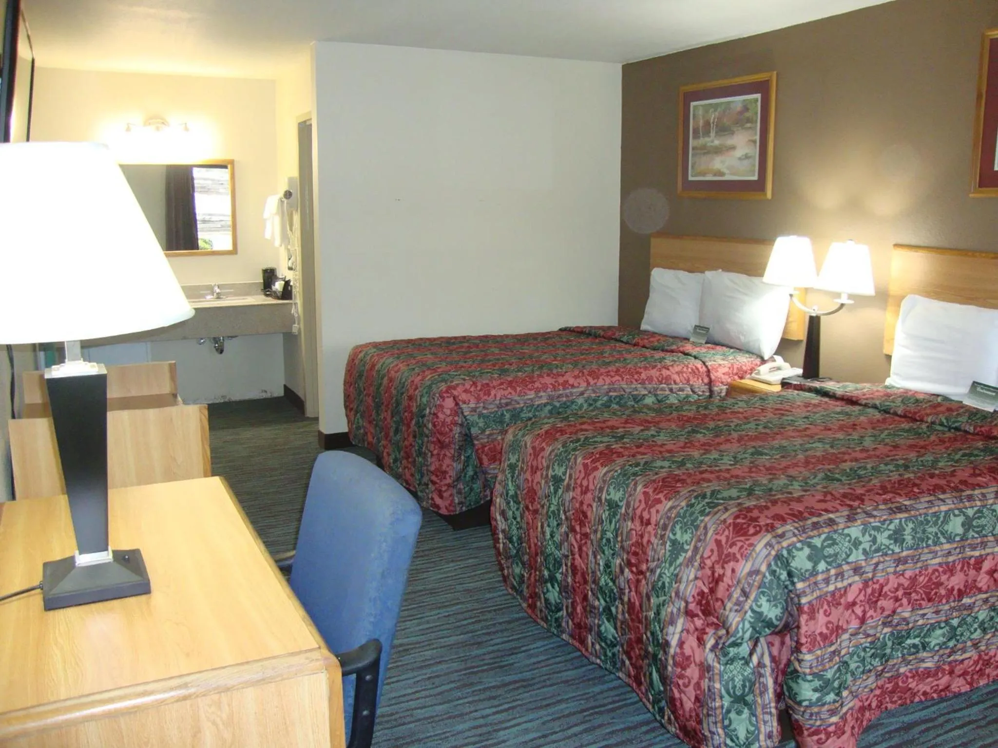 Photo of the whole room, Bed in Econo Lodge Inn & Suites Jackson Northwest