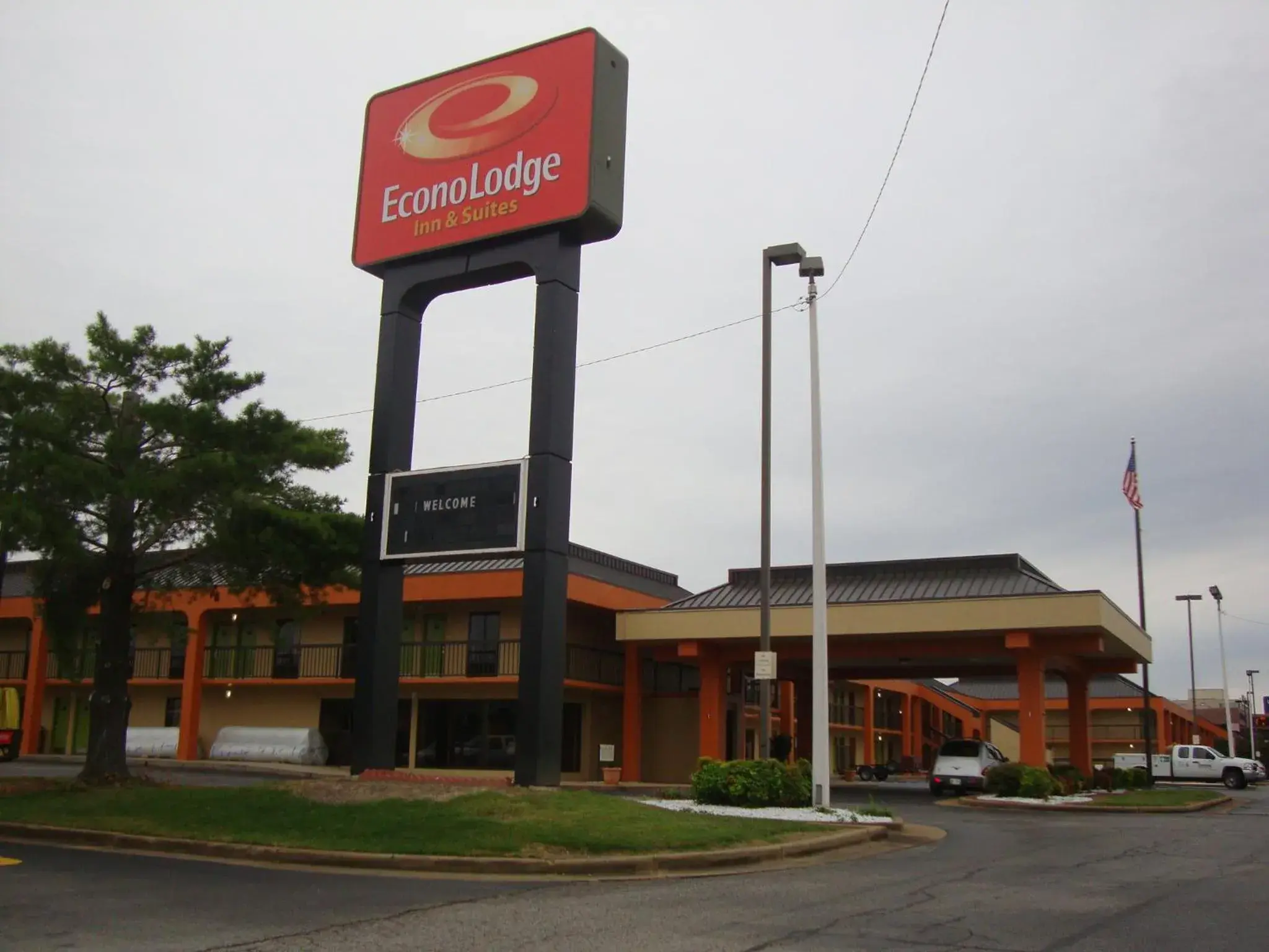 Facade/entrance in Econo Lodge Inn & Suites Jackson Northwest Facade/entrance in Econo Lodge Inn & Suites Jackson Northwest