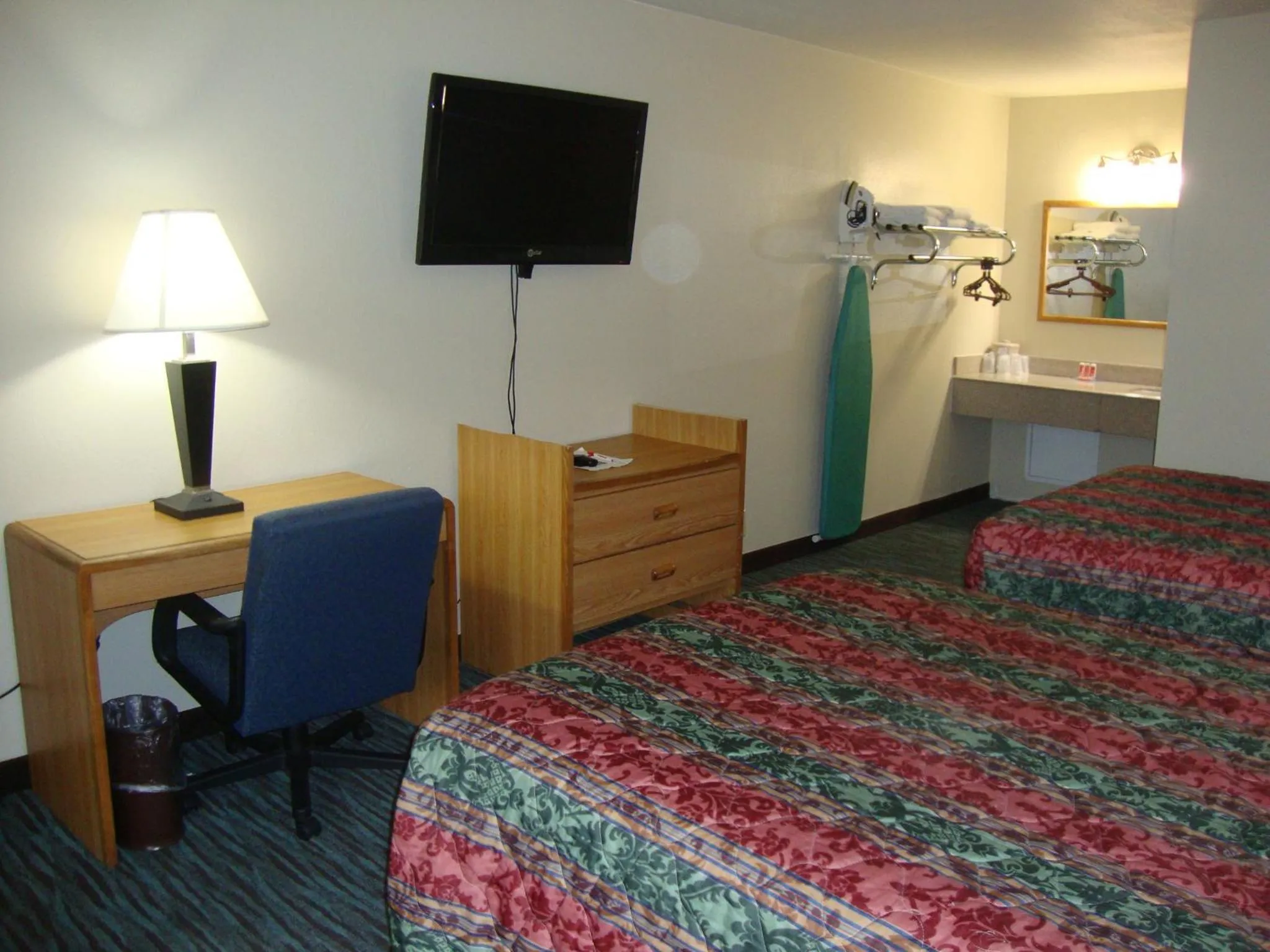 TV and multimedia, Bed in Econo Lodge Inn & Suites Jackson Northwest