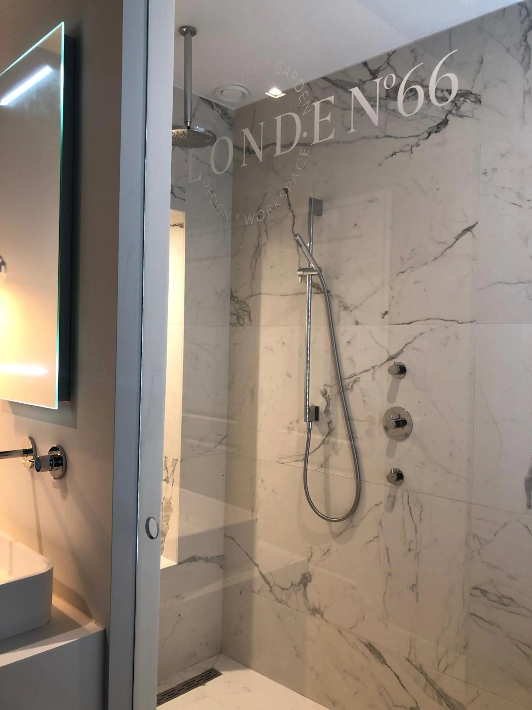 Shower in Suite Londen66
