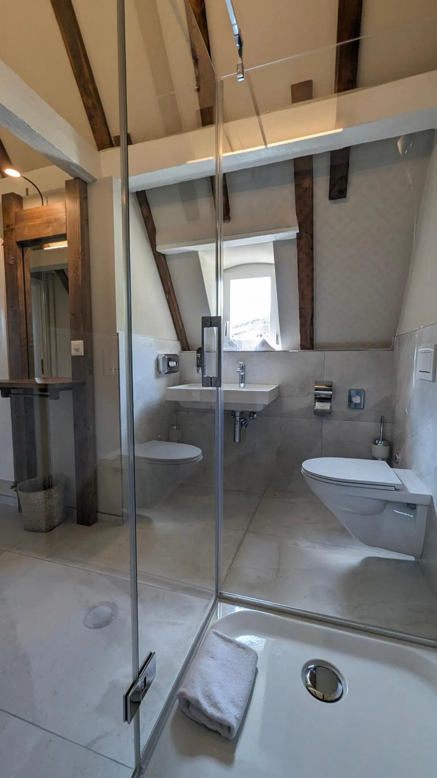 Shower in Hotel De la Paix