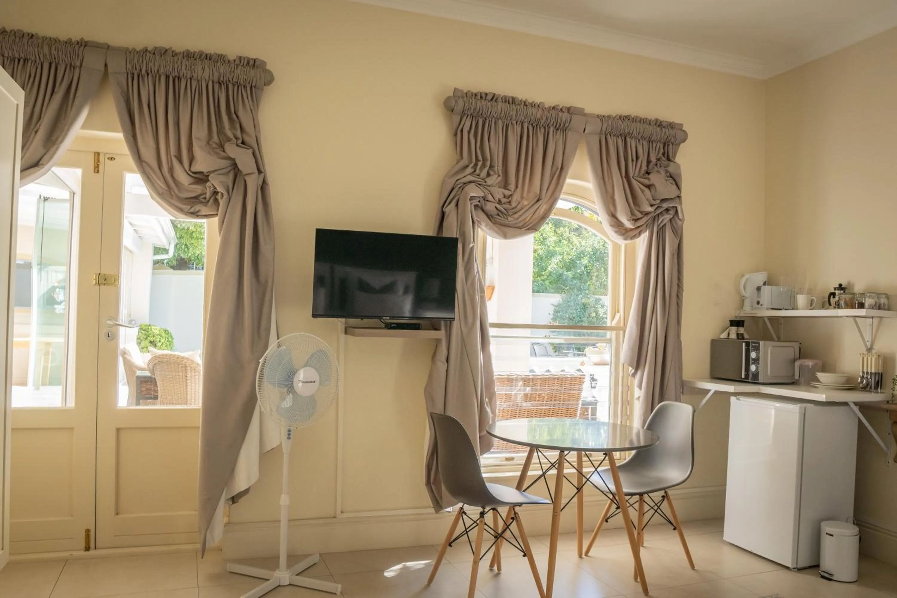 Living room in Rustic Manor Guest House