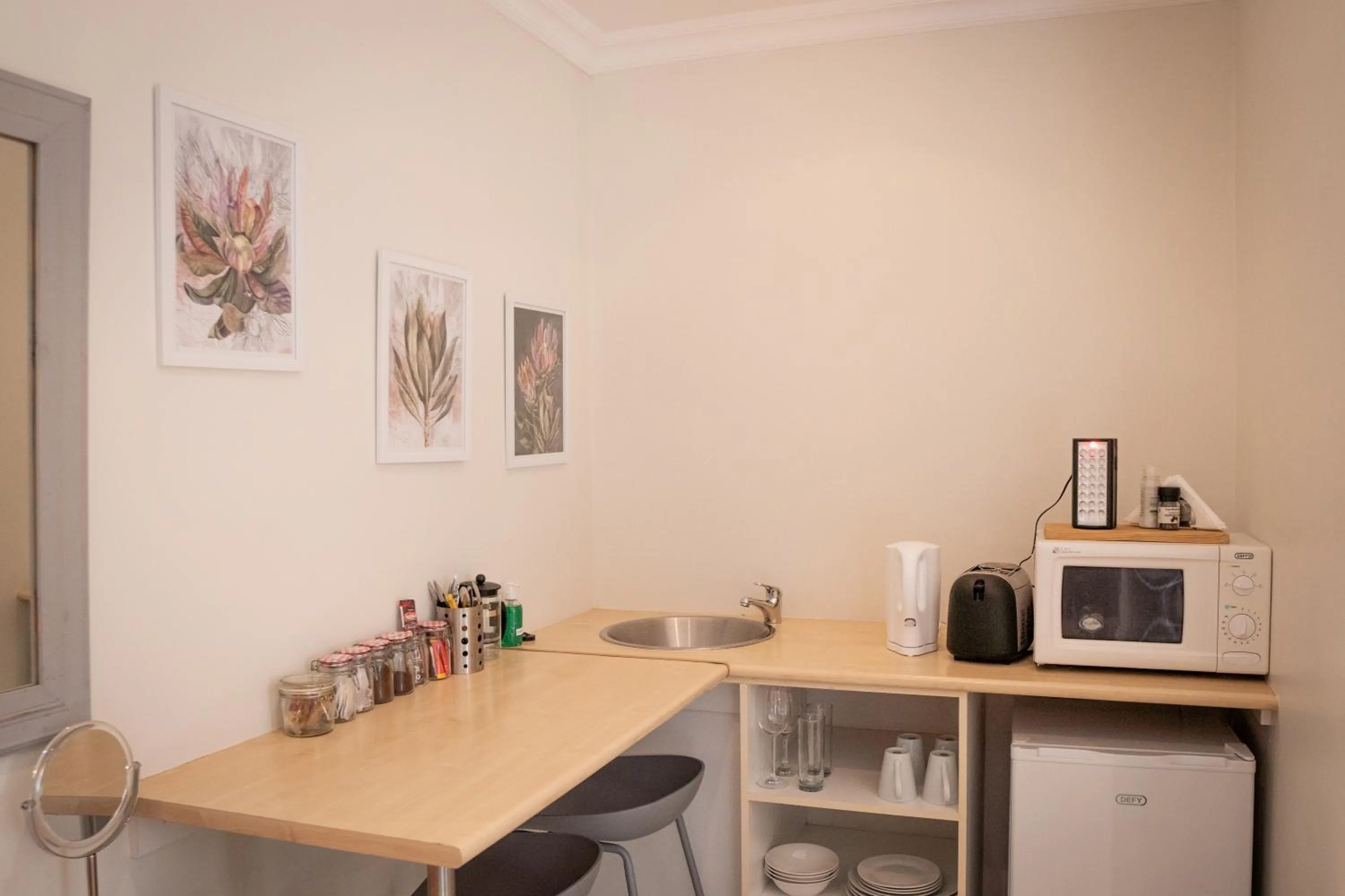 Kitchen or kitchenette in Rustic Manor Guest House