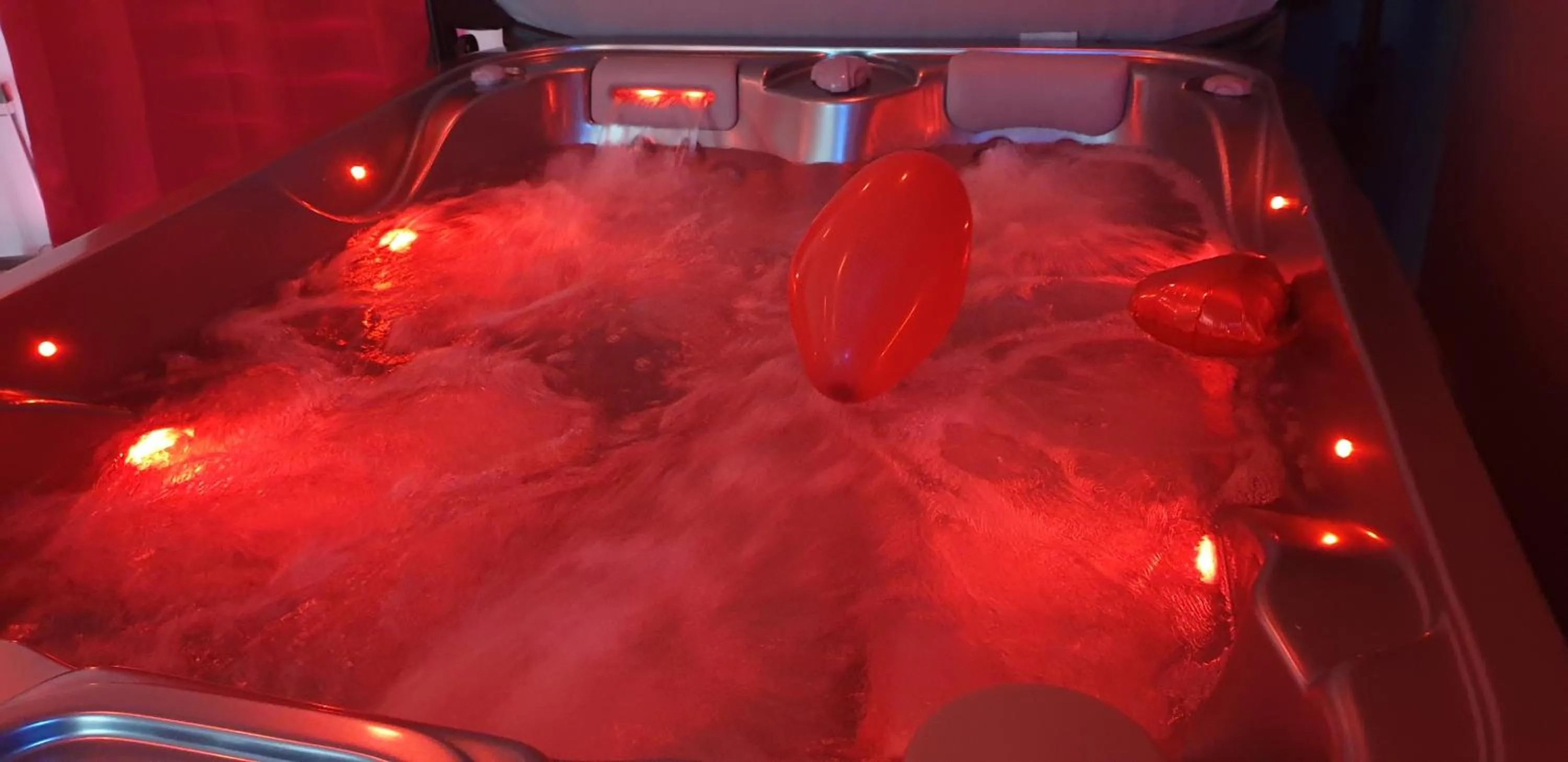 Hot Tub in Paradis Secret Spa