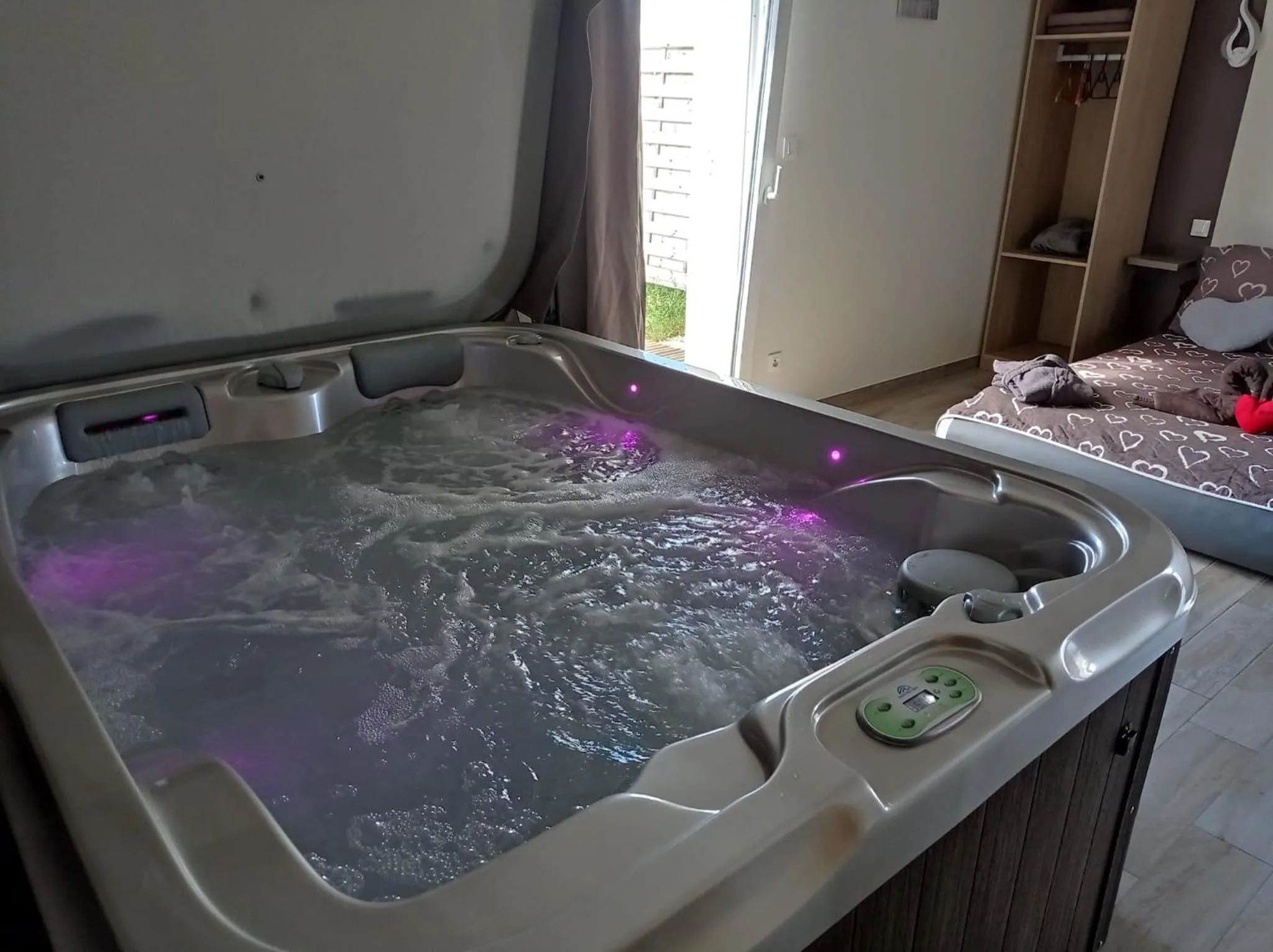 Hot Tub in Paradis Secret Spa